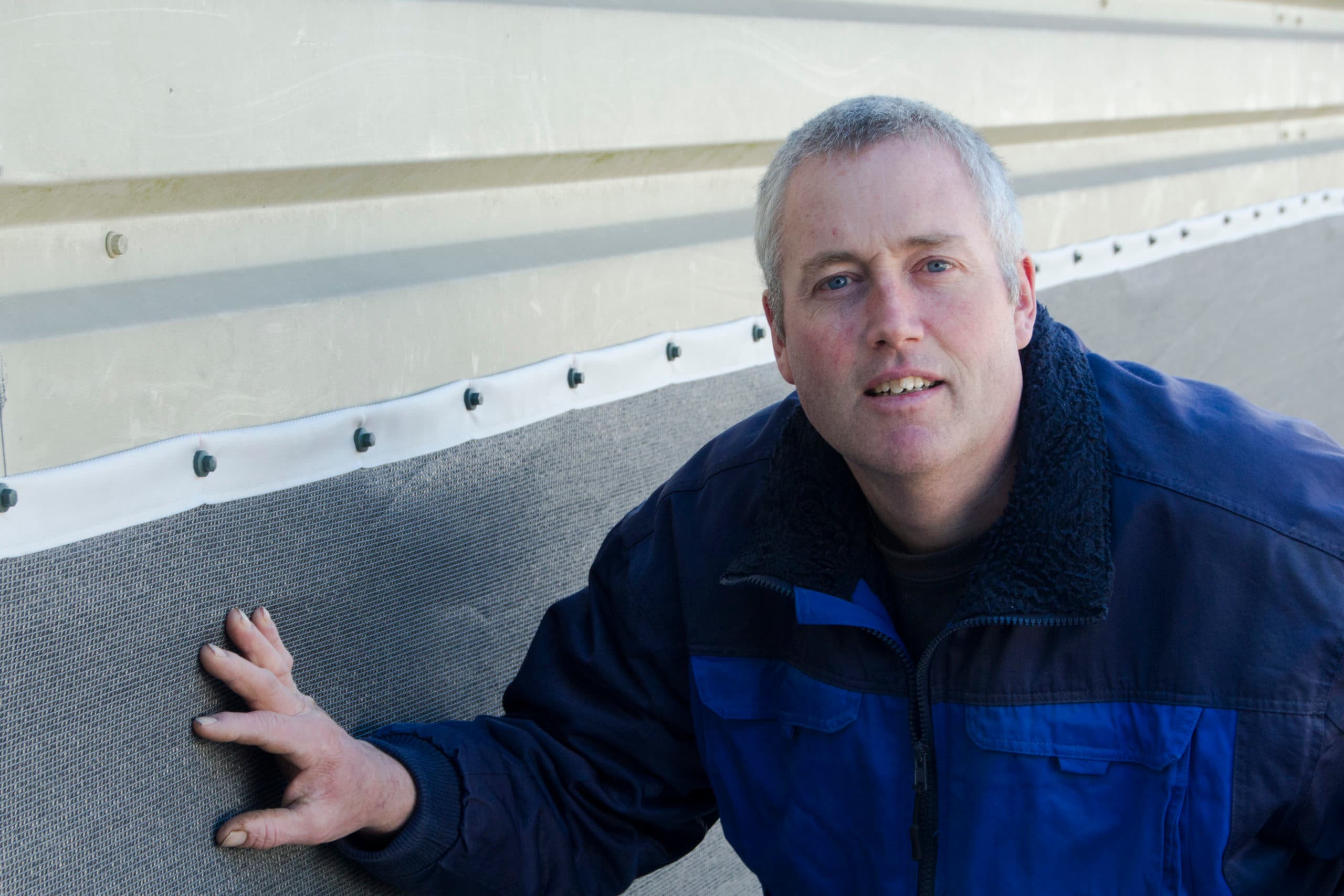 Pluimveehouder Hans Hazenberg bij zijn antivirusdoek. - Foto: Galama media