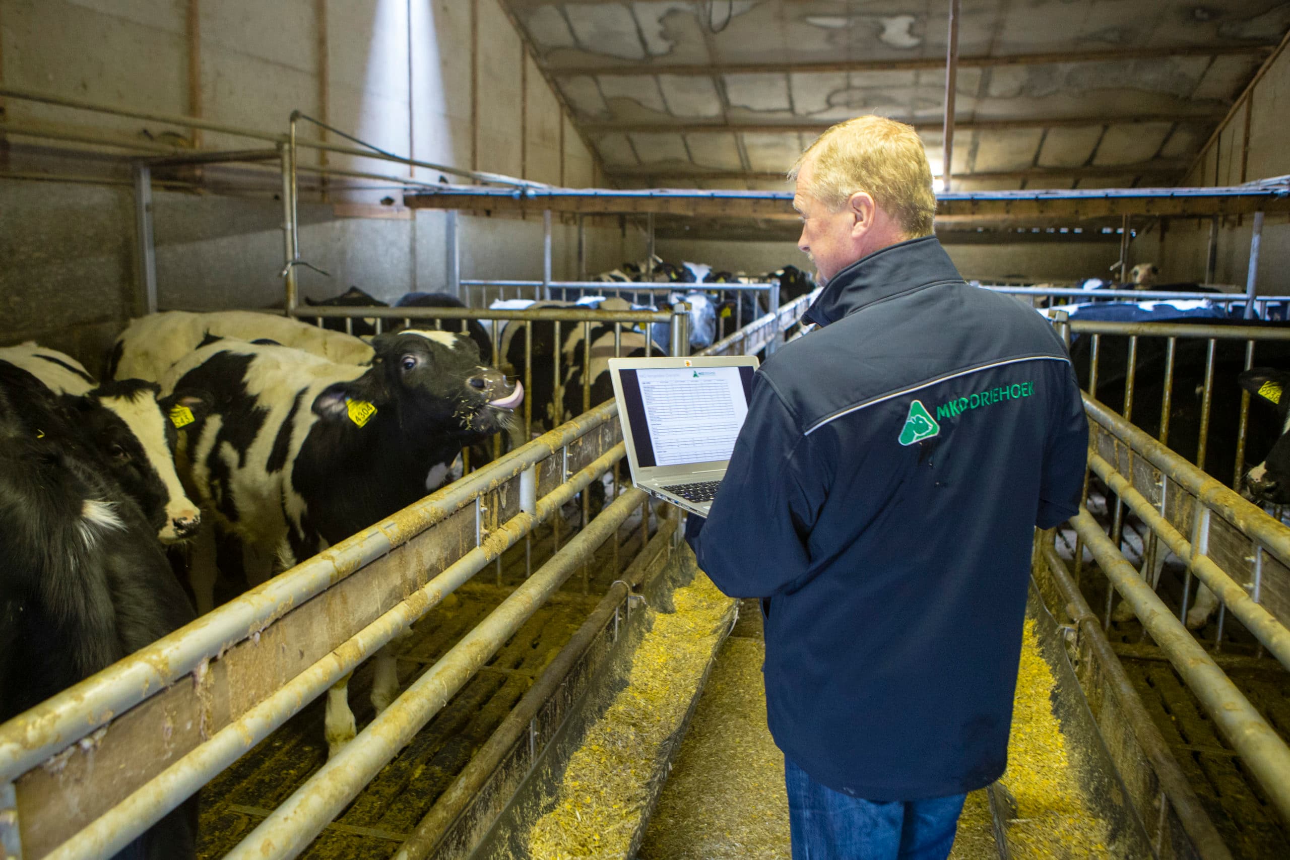 Oud en nieuw in één foto: Adviseur Jellesma loopt met zijn laptop op zijn oude werkplek. - Foto: Anne van der Woude