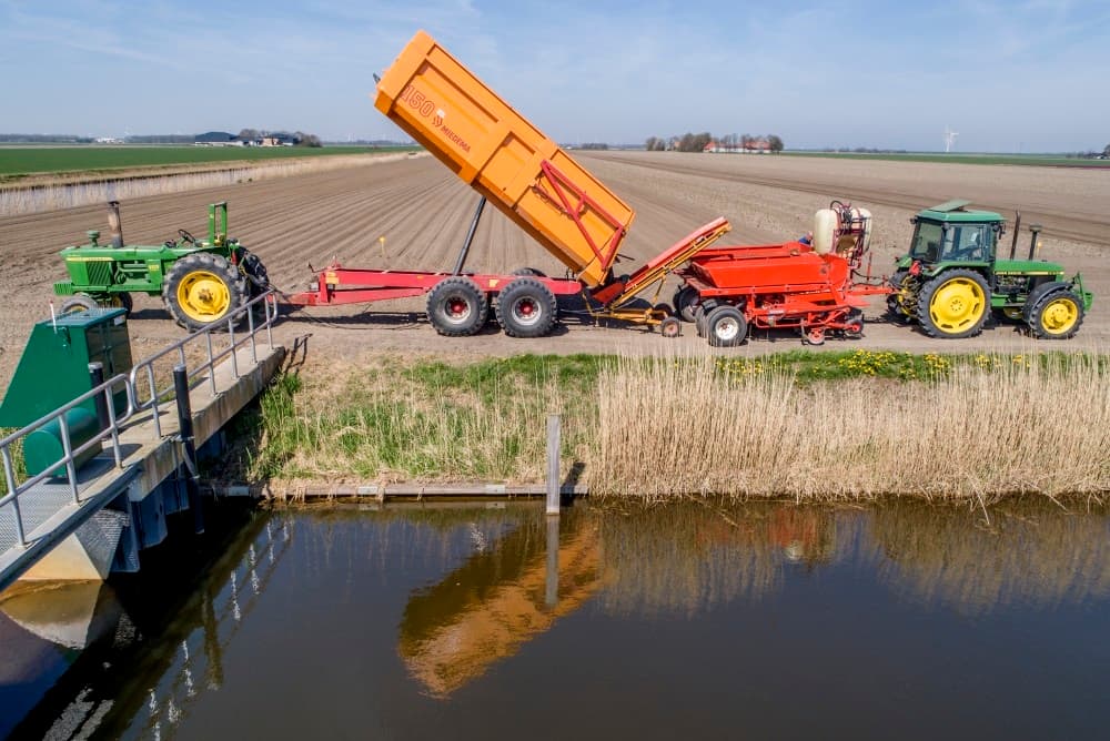 Op een deel van het 9 hectare grote perceel worden sjalotten gezaaid met zaad dat op eigen bedrijf geteeld is. De rest van het perceel word ingevuld met gele en rode biologische uien.