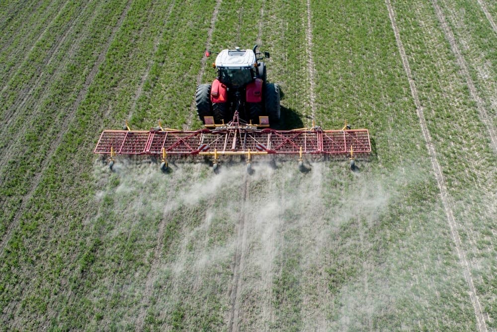 Op een ander perceel maakt Jan Monsma land zaaiklaar. Dit is voor de tweede keer. De eerste bewerking was om een vals zaaibed te maken om zo onkruid te bestrijden. In dit perceel van 8,5 hectare worden straks rode bieten gezaaid.