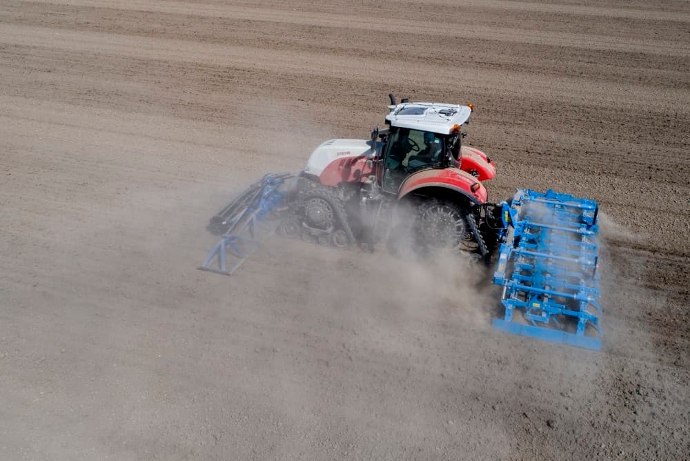 Kino en Jeroen Marel poten 8 hectare Innovator fritesaardappels. In de rest van het 11 hectare grote perceel komen Lady Anna fritesaardappelen.