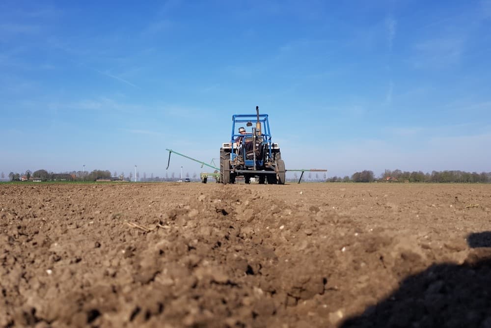 Maar door de vorst en de ideale omstandigheden nu gaat het klaarleggen met die snel-eg uitstekend zonder stropen van de resten. Een grote stofwolk is het bewijs.