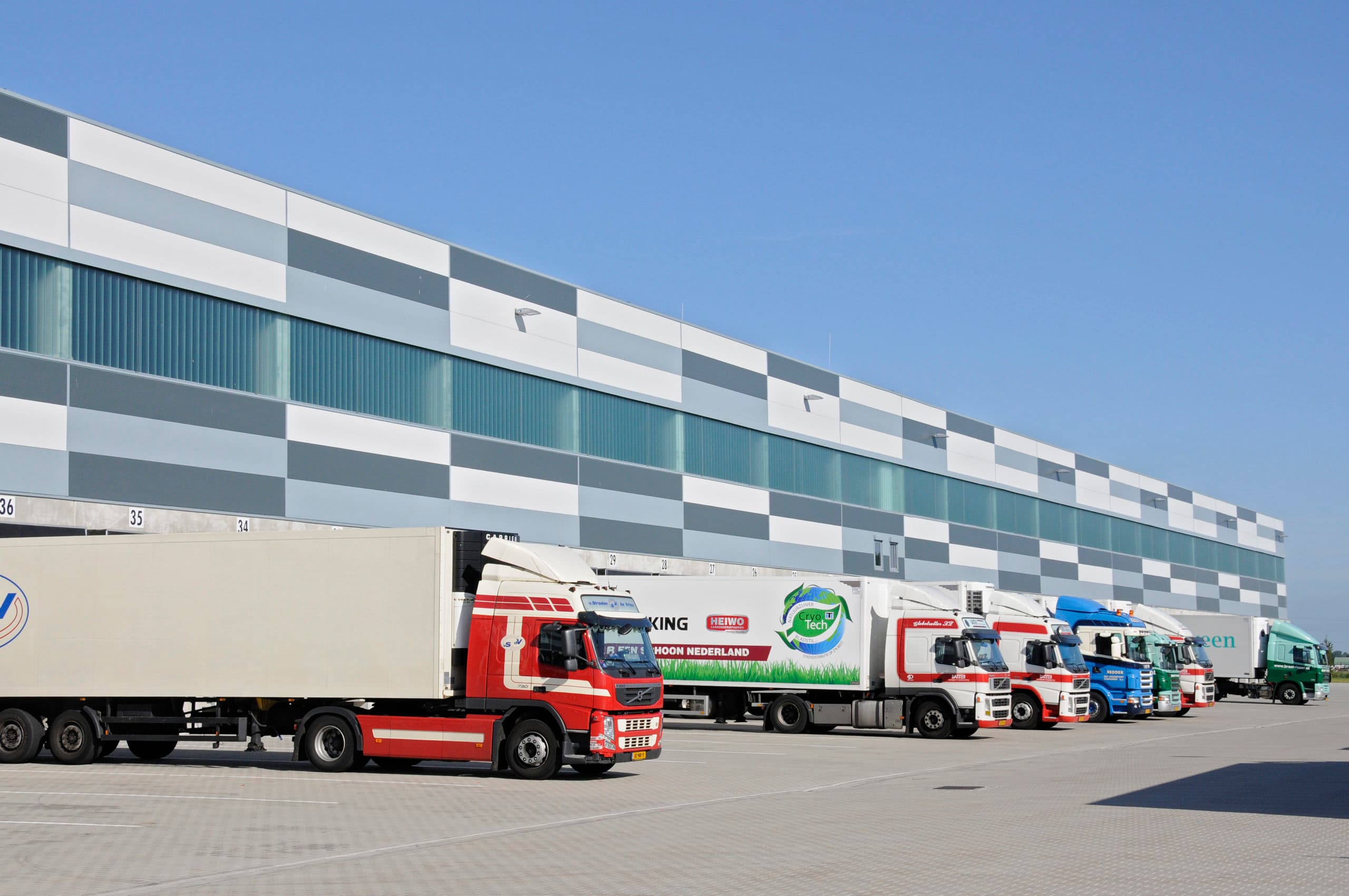Distributiecentrum van een supermarktorganisatie. Boeren staan zwak tegenover de tegen de grootschalige inkoopmacht van supermarkten. - Foto: Marten Sandburg