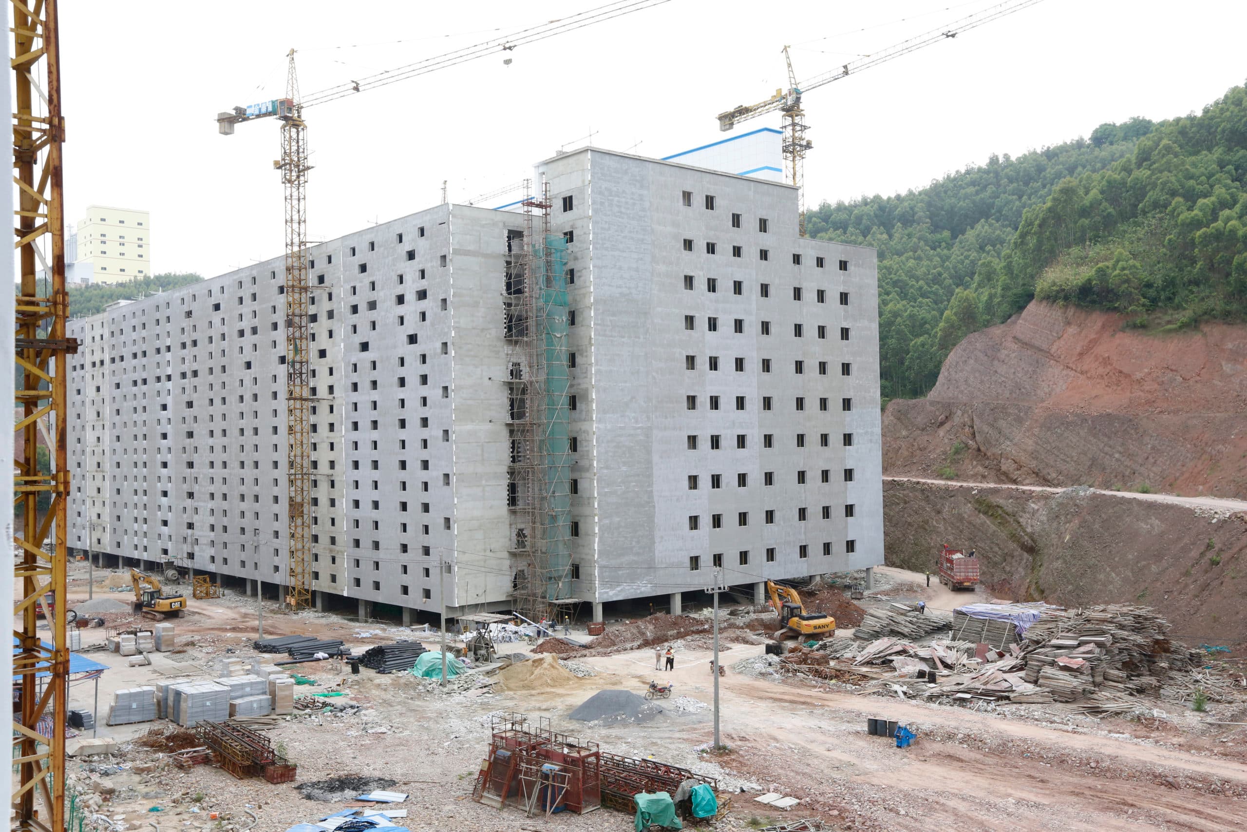 Nieuwbouw van een zeugenbedrijf in China. De binnenlandse productie stijgt met 3%. - Foto: Henk Riswick
