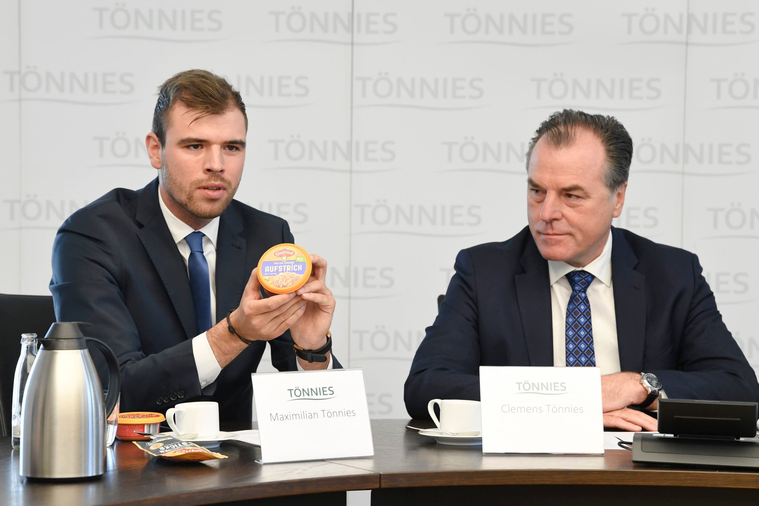 Gezeten naast zijn vader toon Maximilian Tönnies pulled-kippenvlees met 2% vet. - Foto: Tönnies Fleisch