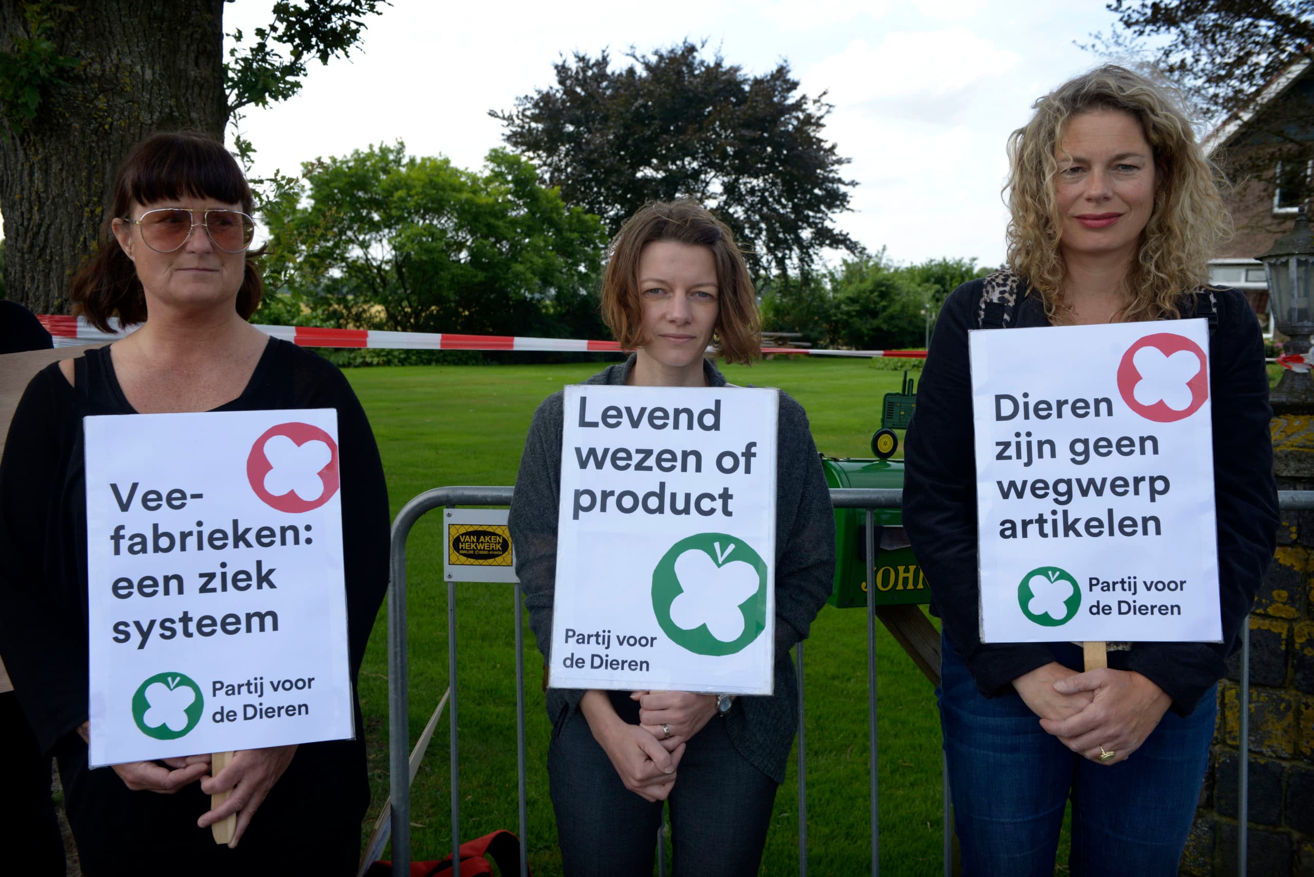 WITTEVEEN - Bij een pluimveehouder in Witteveen (Drenthe) worden kippen vanwege de fipronilcrisis geruimd. ANP ERIC BRINKHORST  pluimveehouder Bouwhuis aan de Kanweg 89 in Witteveen    Zes dierenorganisaties protesteren maandagmiddag in Drenthe tegen het afmaken van met fipronil besmette kippen. Volgens de groeperingen hoeven de kippen niet te worden gedood omdat de verboden stof na vier tot zes weken uit de kippenlijven kan zijn waarna de eieren weer gebruikt kunnen worden.   © FOTO ERIC BRINKHORST