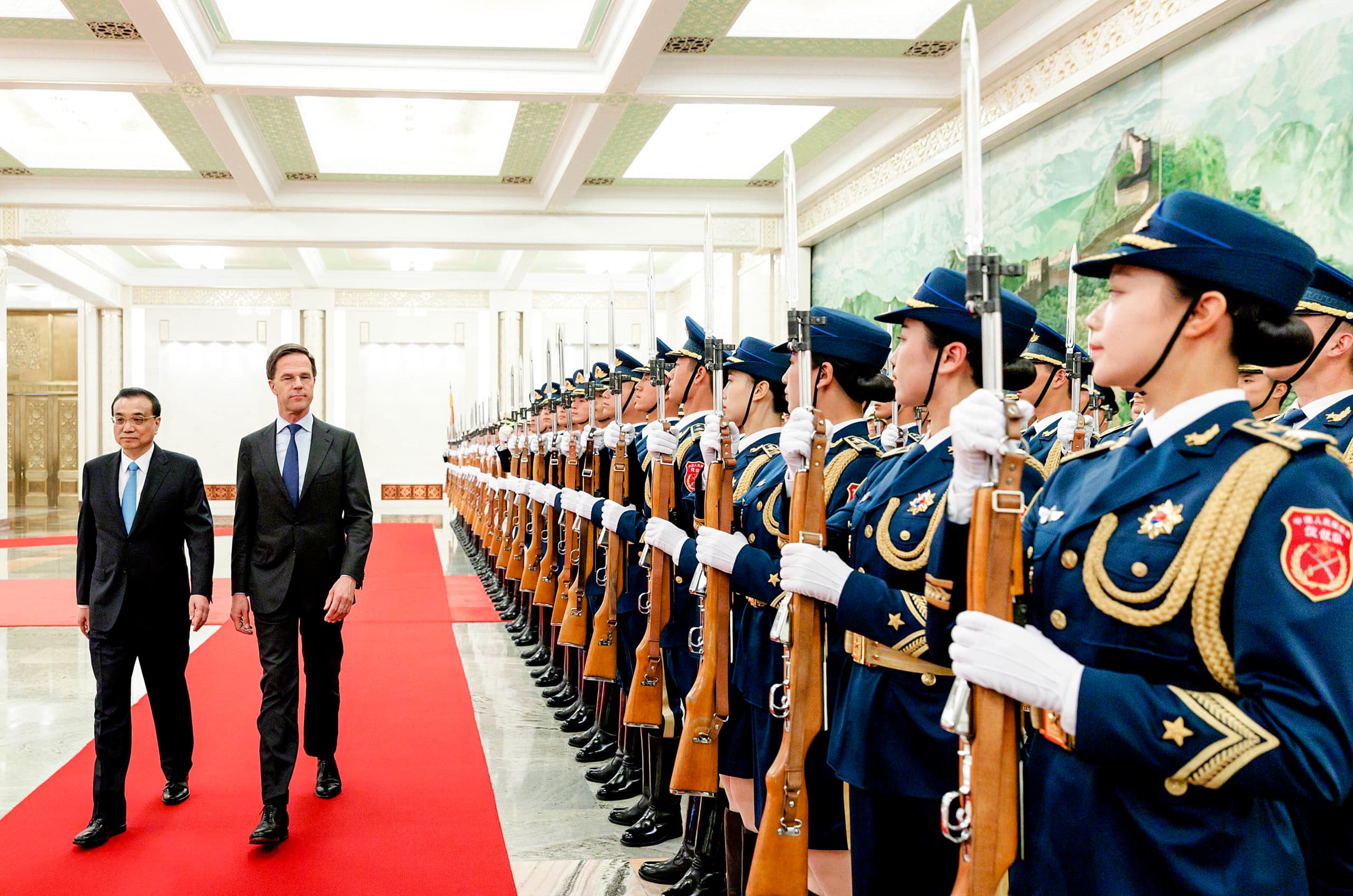 PEKING - Premier Rutte bezoekt tijdens zijn handelsmissie naar China, premier Li Keqiang van China. ANP ROBIN VAN LONKHUIJSEN