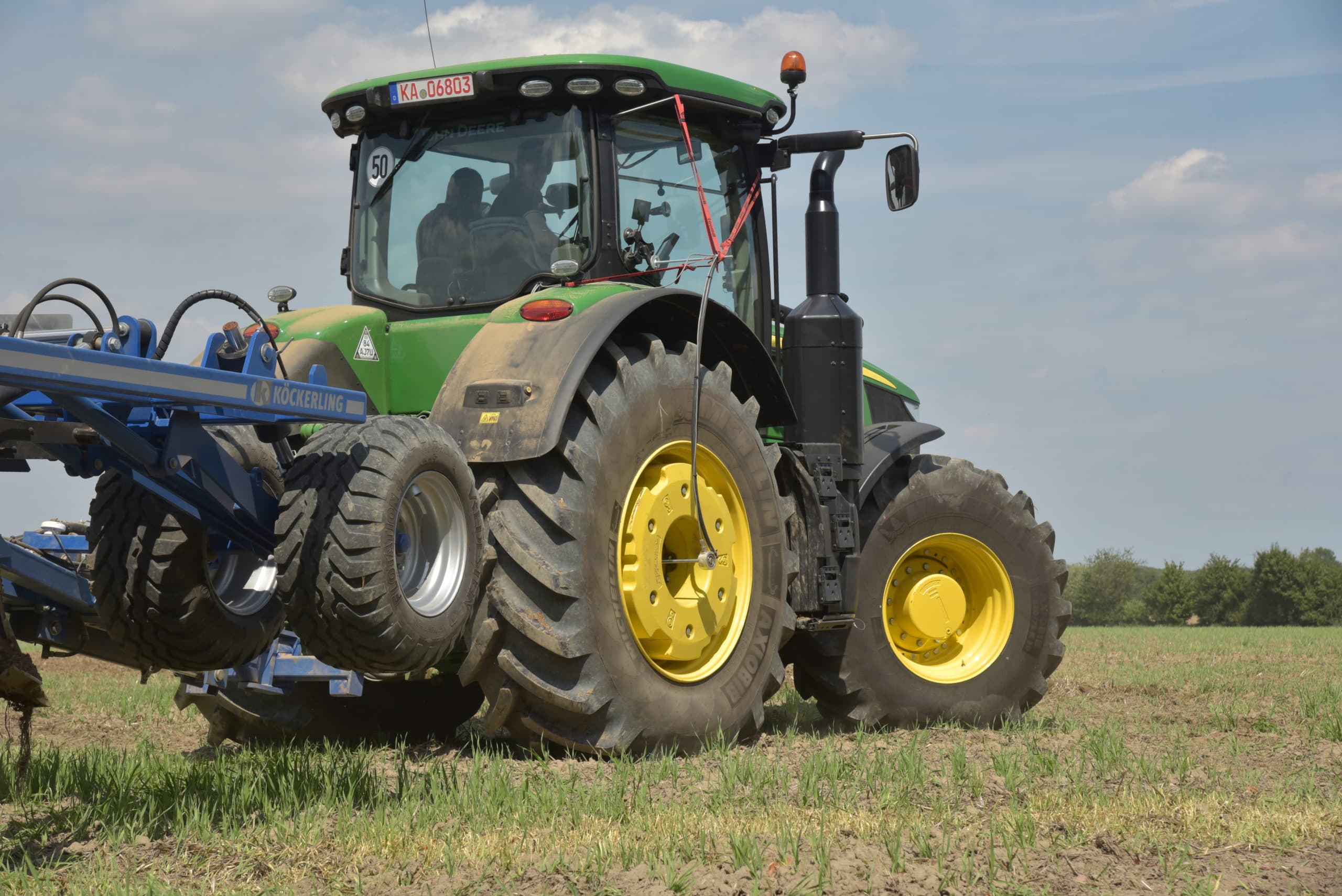 Een trekker op de juiste manier belasten is belangrijk voor besparen op verbruik en minder slip. Vlot kunnen wisselen van gewicht is dan een must. - Foto: Guido Höhner
