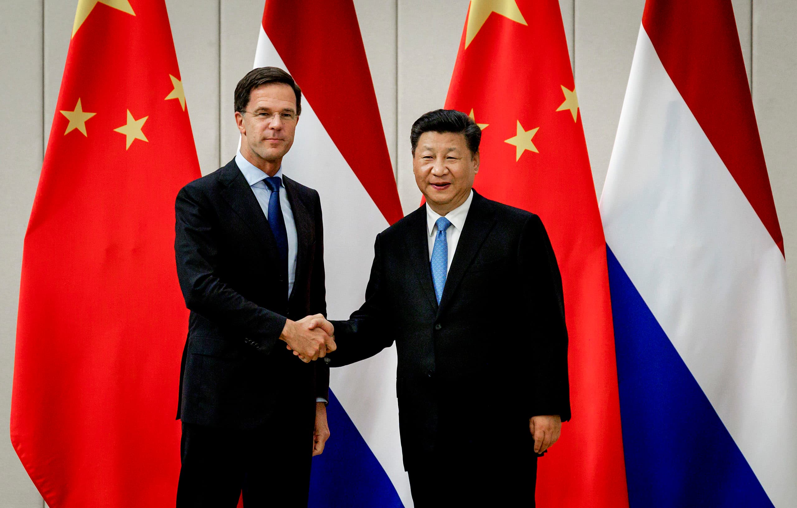 HAINAN - Premier Mark Rutte met President Xi Jinping van China tijdens een bilaterale ontmoeting op het Boao forum for Asia. De premier is op handelsmissie in China. ANP ROBIN VAN LONKHUIJSEN