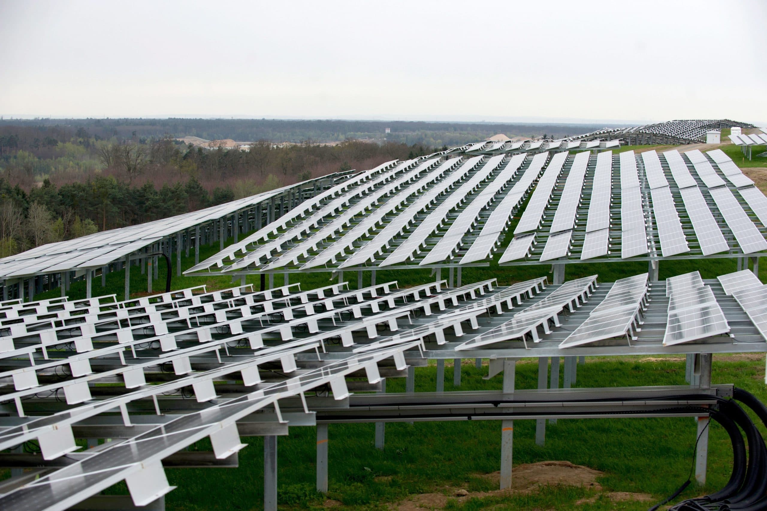 epa03184533 Solar modules are seen during the official opening of the solar park Dreieich - Buchschlag in Dreieich - Buchschlag, Germany, 16 April 2012. The solar park is largest of its kind in the federal state of Hesse and produces some eight million kwh of electricity. The cost of the solar unit and its 40.000 panels is at some 15 million Euro.  EPA/EMILY WABITSCH