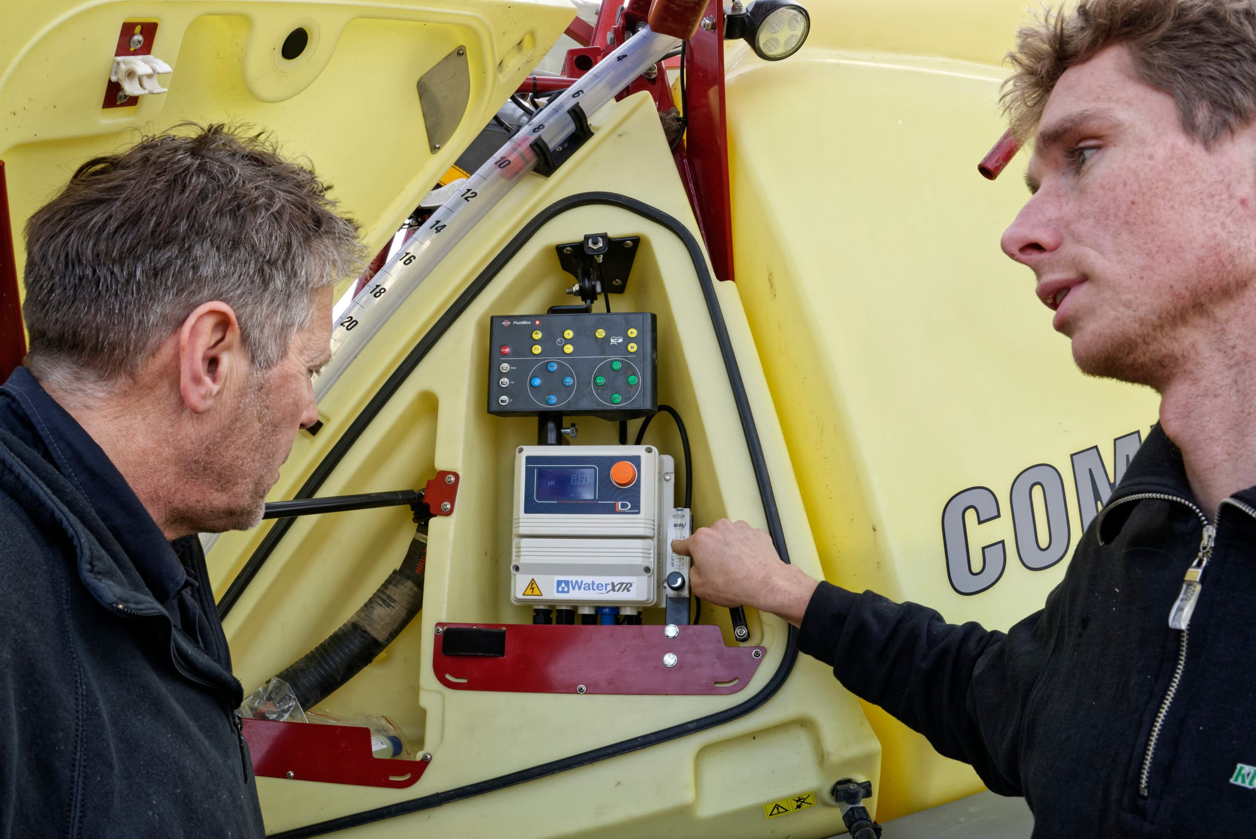 Het belang van pH wordt onderschat menen Klaas (l) en zijn zoon Simon Schouten (r). Met WaterXTR is het een kwestie van de juiste waarde instellen die de automaat dan constant houdt. - Foto: Lex Salverda