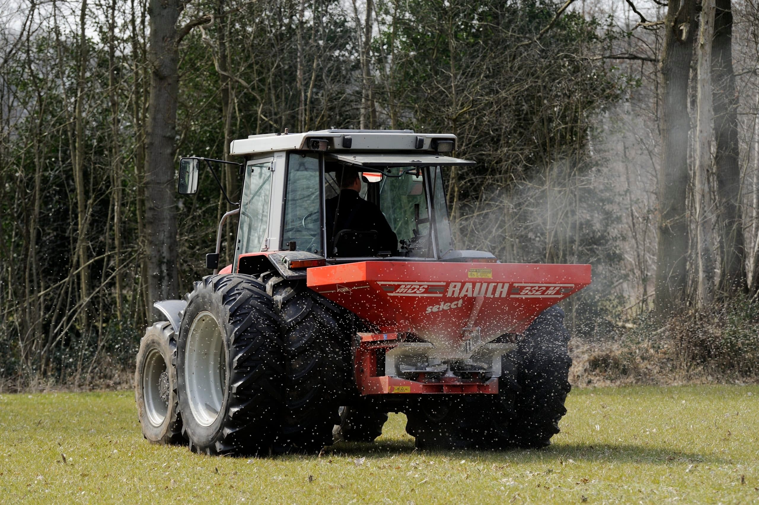 Veel drijfmest kwam laat op het gras. Splitsen van de kunstmestgift is dan lastig. Vanaf begin april is het zaak de hele gift in één keer te strooien.