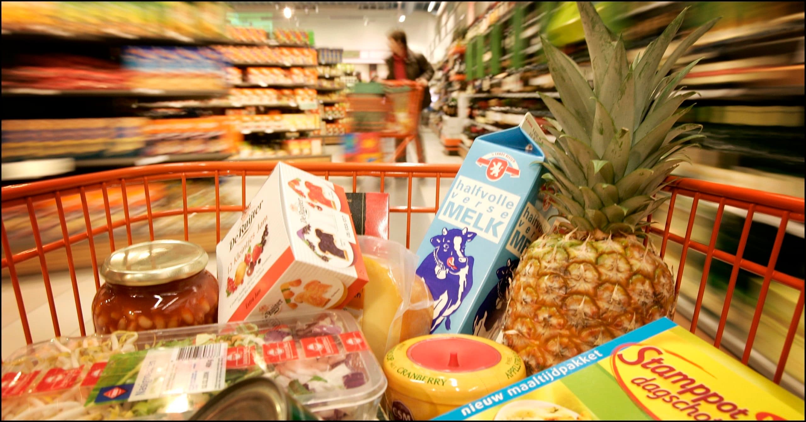 NUENEN - In Nuenen is de C-1000 nieuwe stijl deze week geopend. Ahold-dochter Schuitema, de supermarktorganisatie achter C1000, heeft de winst vorig jaar bijna verdubbeld ten opzichte van 2004. Dit was echter voor het grootste deel het gevolg van aanzienlijke eenmalige posten in 2004, waaronder integratiekosten voor overgenomen A&P-winkels. Zonder dit effect kwam de winst in 2005 vrijwel overeen met die van het jaar ervoor, zo liet Schuitema woensdag weten. ANP PHOTO LEX VAN LIESHOUT