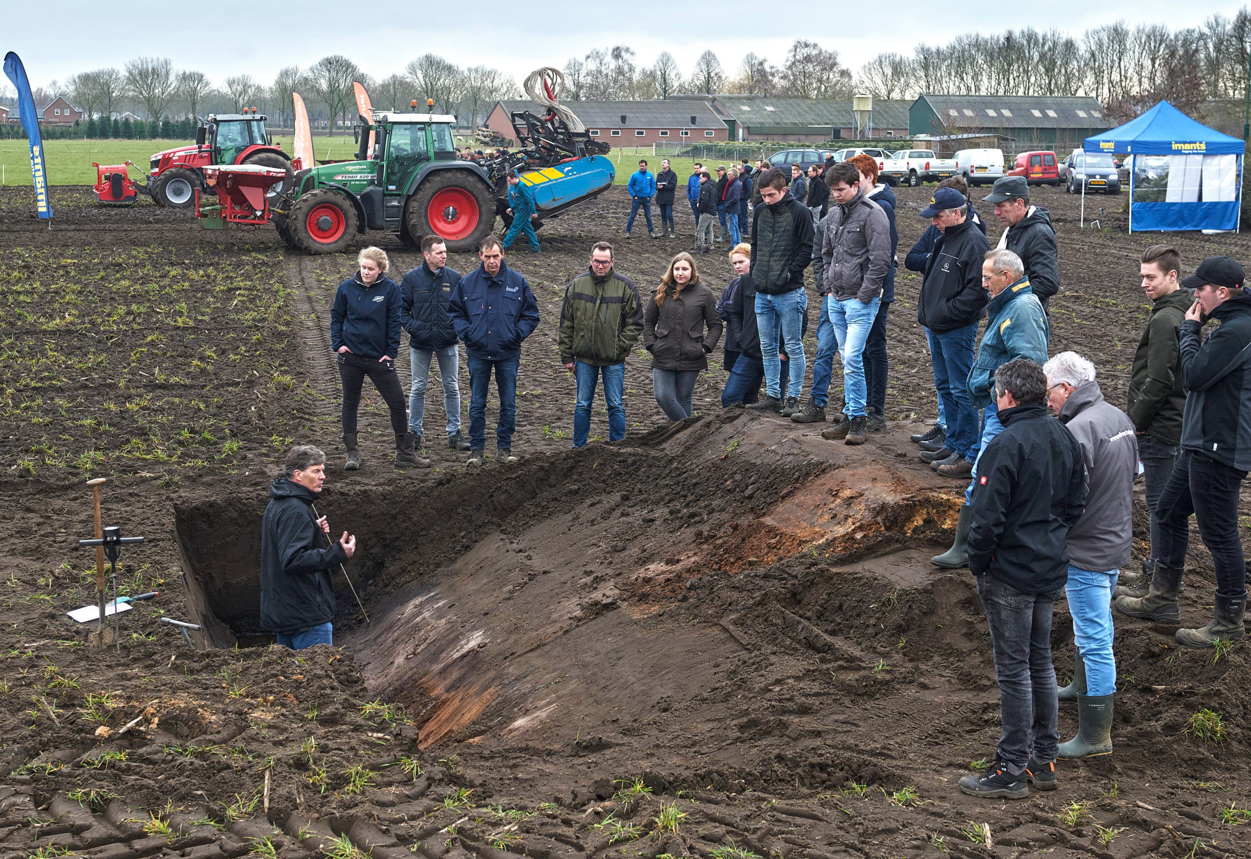 Bezoekers van de grondbewerkingsdemonstratie krijgen uitleg over de opbouw van de bodem. - Foto: Van Assendelft