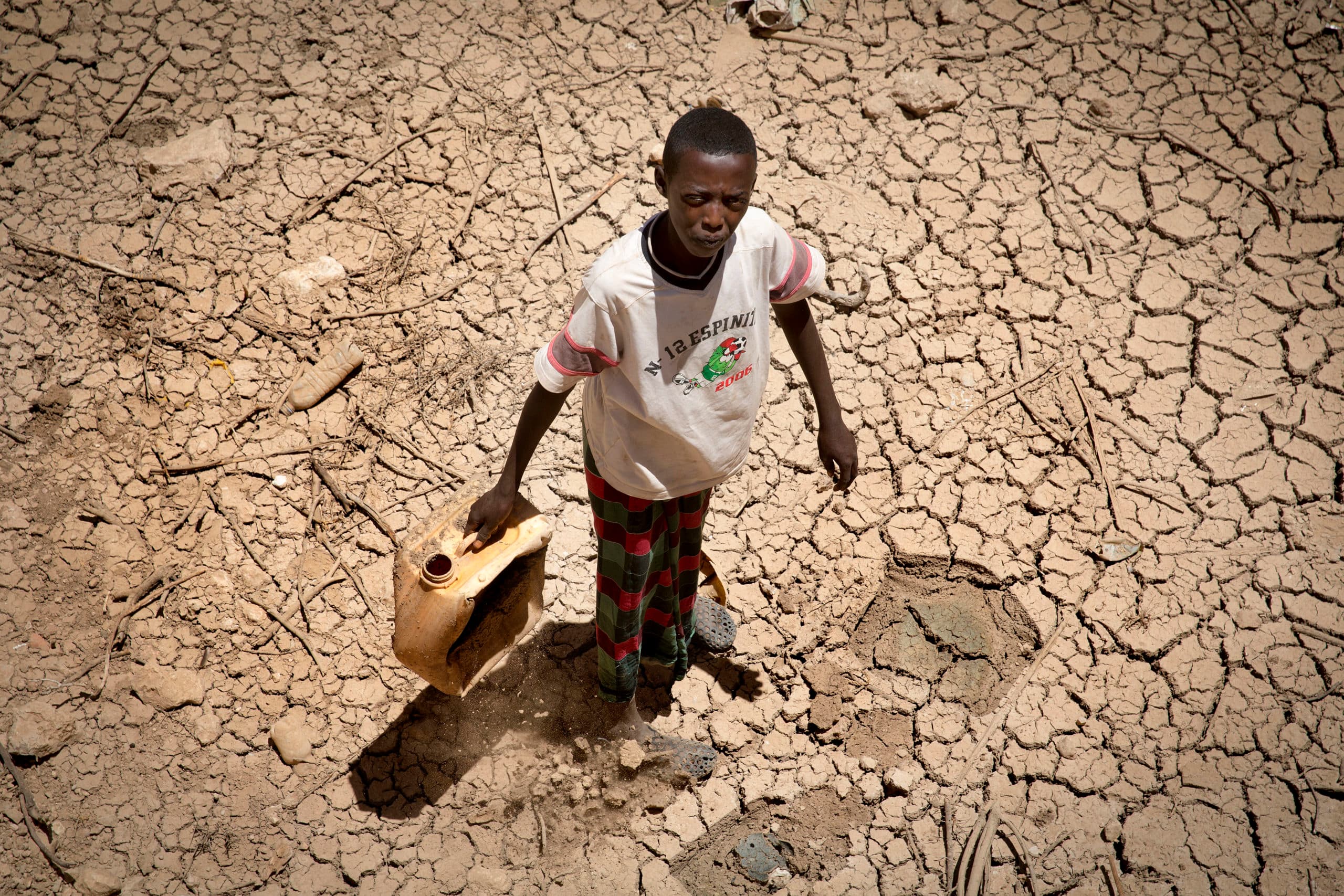 Dorpjes Garabis en Balilgubadle ongeveer 35 km van Hargeisa (hoofdstad van Somaliland ) Ernstige droogte in Somalië heeft het leven van vele dieren en hun herders verwoest. In het uitgestrekte landschap liggen op veel plaatsen dode dieren. Putten zijn drooggevallen.  Meer dan de helft van het vee is omgekomen. Families verliezen hierdoor niet alleen hun inkomen, maar ook eten en melk, een belangrijke bron van voedingstoffen.Een team van het Nederlandse Rode Kruis in Somalië voor giro 555. Het beeld dat het vijf voor twaalf is in het getroffen gebied wordt tijdens dit bezoek opnieuw bevestigd. Meer hulp is een kwestie van leven of dood. In Somalie zijn vele miljoenen mensen die honger hebben en vele honderdduizenden kinderen die ernstig ondervoed zijn ANP/Arie Kievit