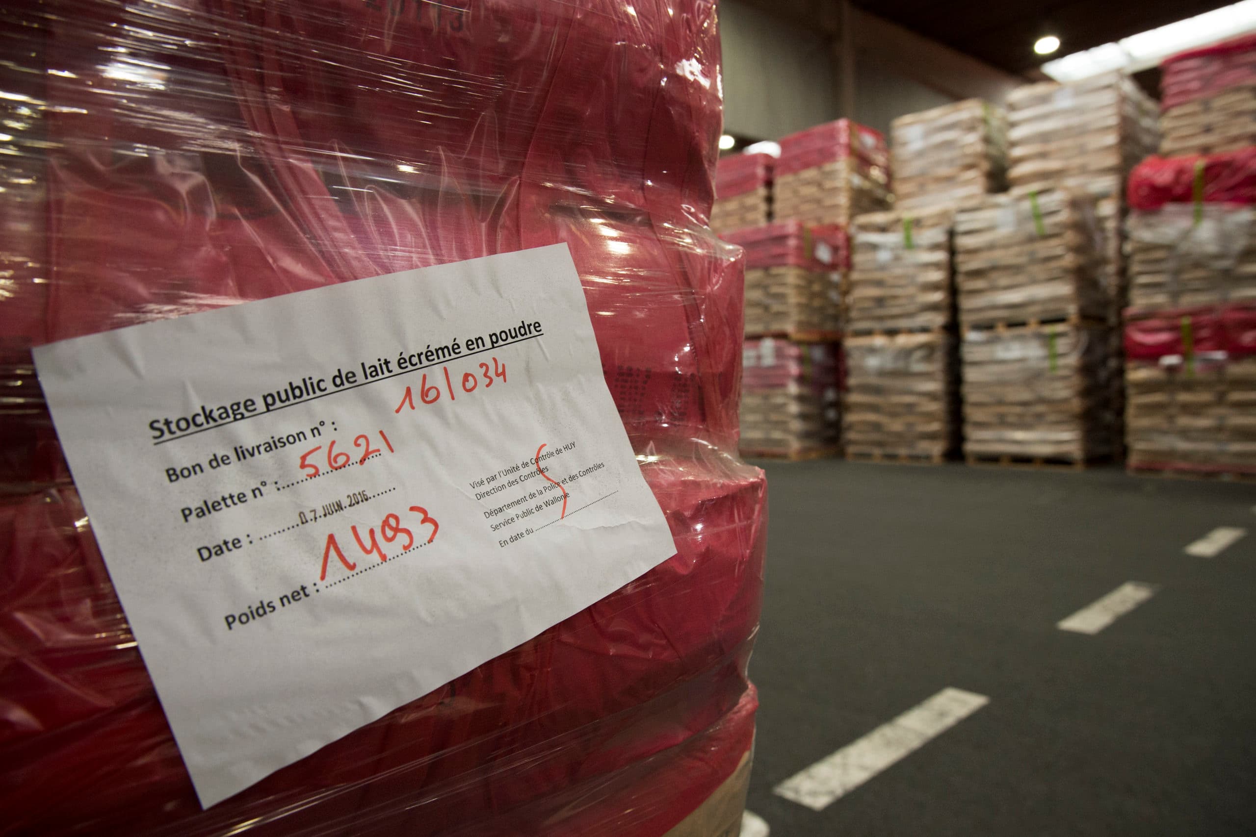 Een interventiemagazijn voor melkpoeder in het Belgische Herstal. Er ligt zo'n 12.000 ton melkpoeder. - Foto: Twan Wiermans