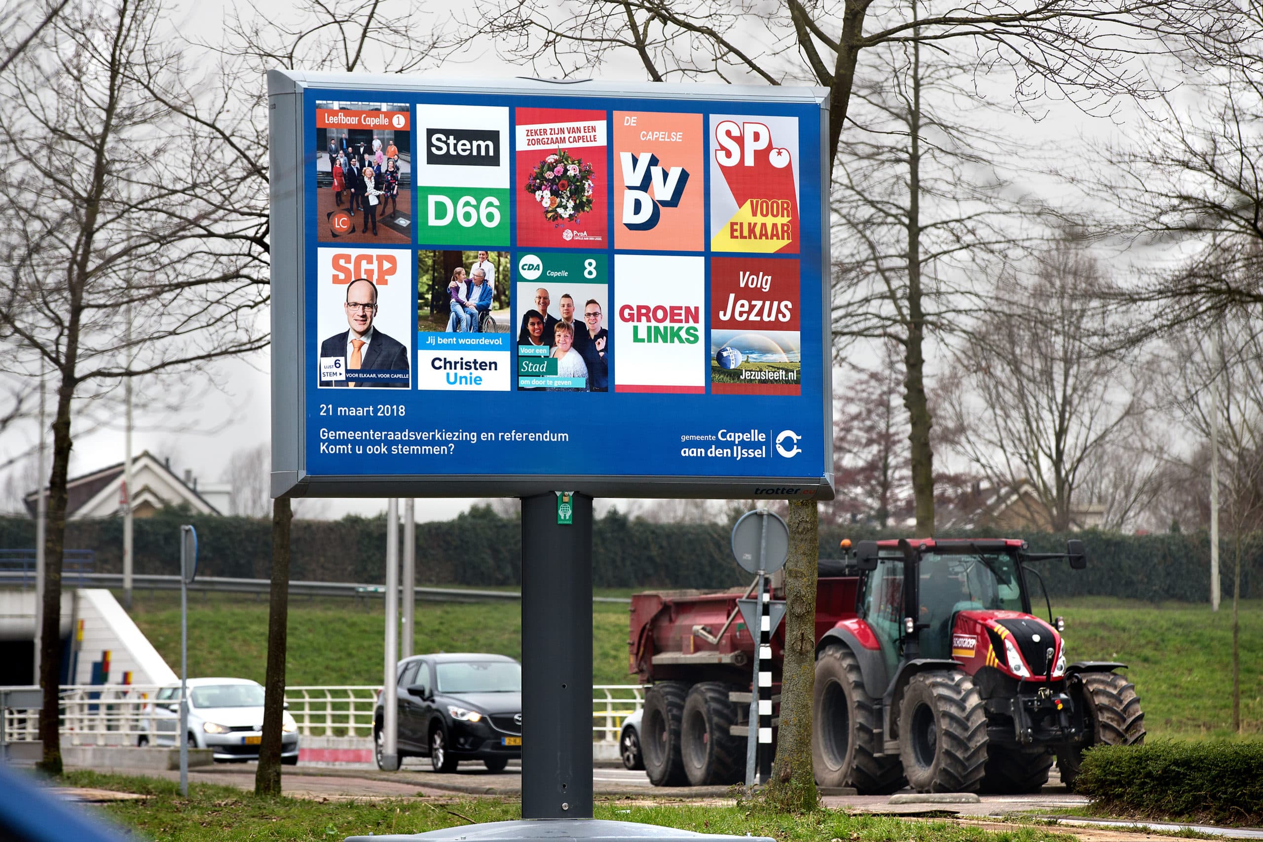 Verkiezingsposters in de gemeente Capelle aan de IJssel. Door de groeiende economie komt er meer druk te staan op landbouwgrond. Minister Ollongren riep kortgeleden gemeenten op om nieuwbouw van woningen in 'het groen' zoals natuur- en landbouwgebieden niet uit te sluiten. Gemeenten maken plannen voor nieuwe woonwijken, meestal binnen de grenzen van de bebouwing, maar in meerdere mate wordt bouwen in de polder overwogen.