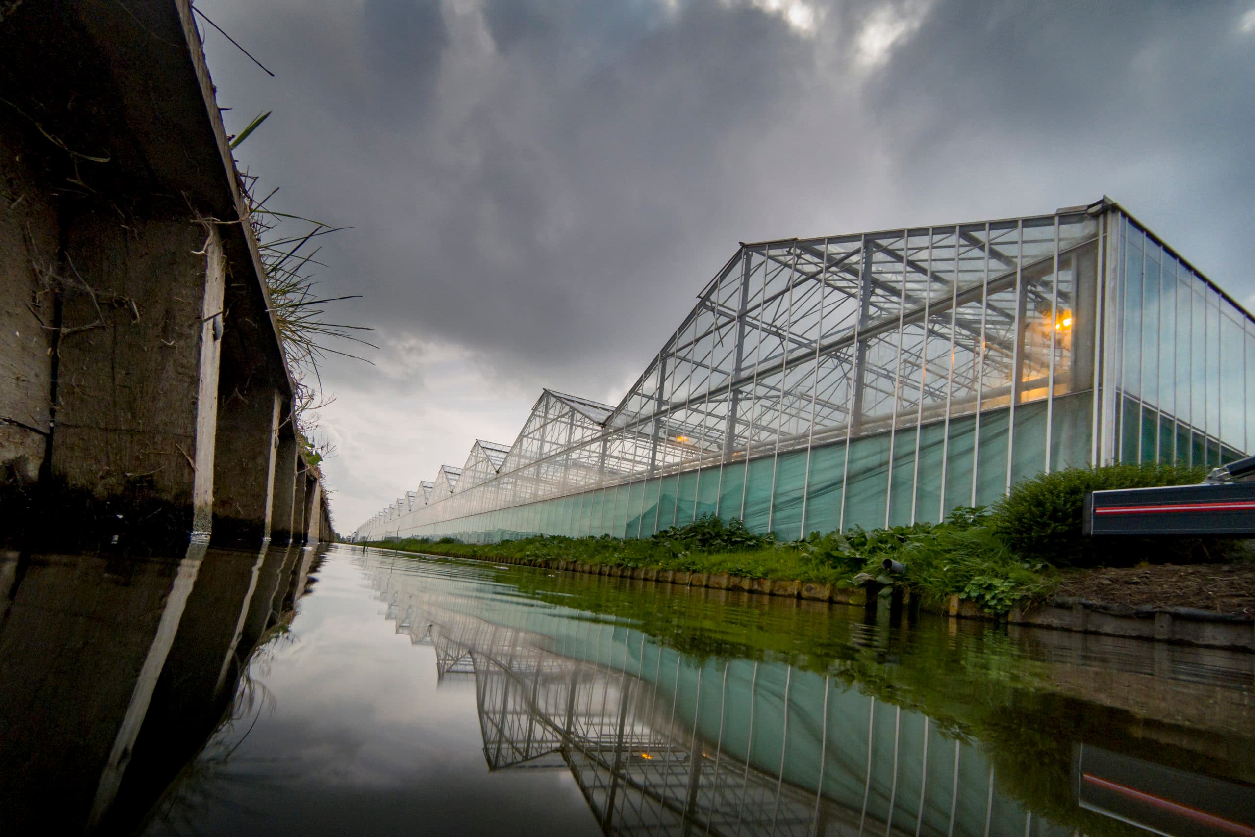 (c) Roel Dijkstra / Foto: Joep van der Pal   Westland - kassen vanaf / vanuit het water van de naastgelegen sloot