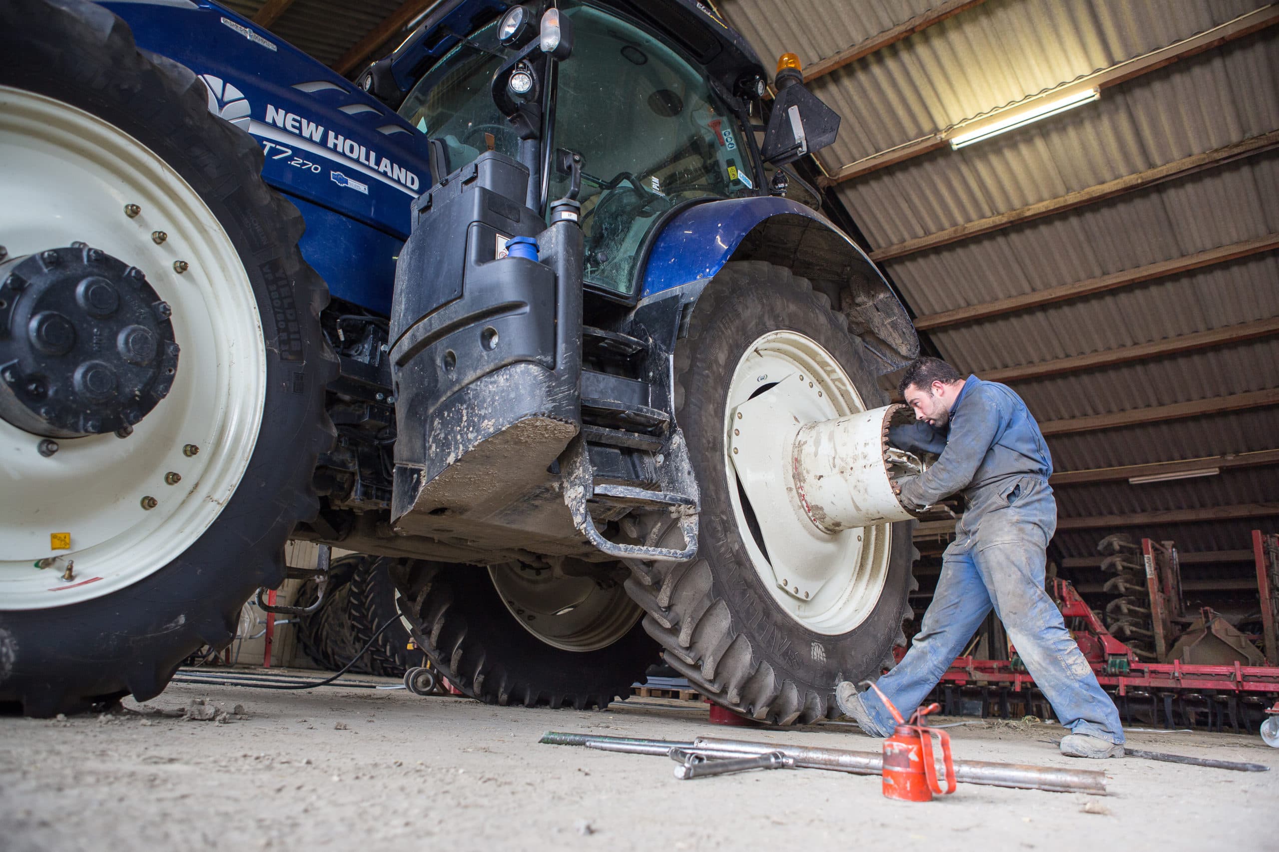 Voorbereiding op aardappelseizoen 2018: de poottrekker wordt op dubbellucht cultuurwielen gezet. Foto's: Peter Roek