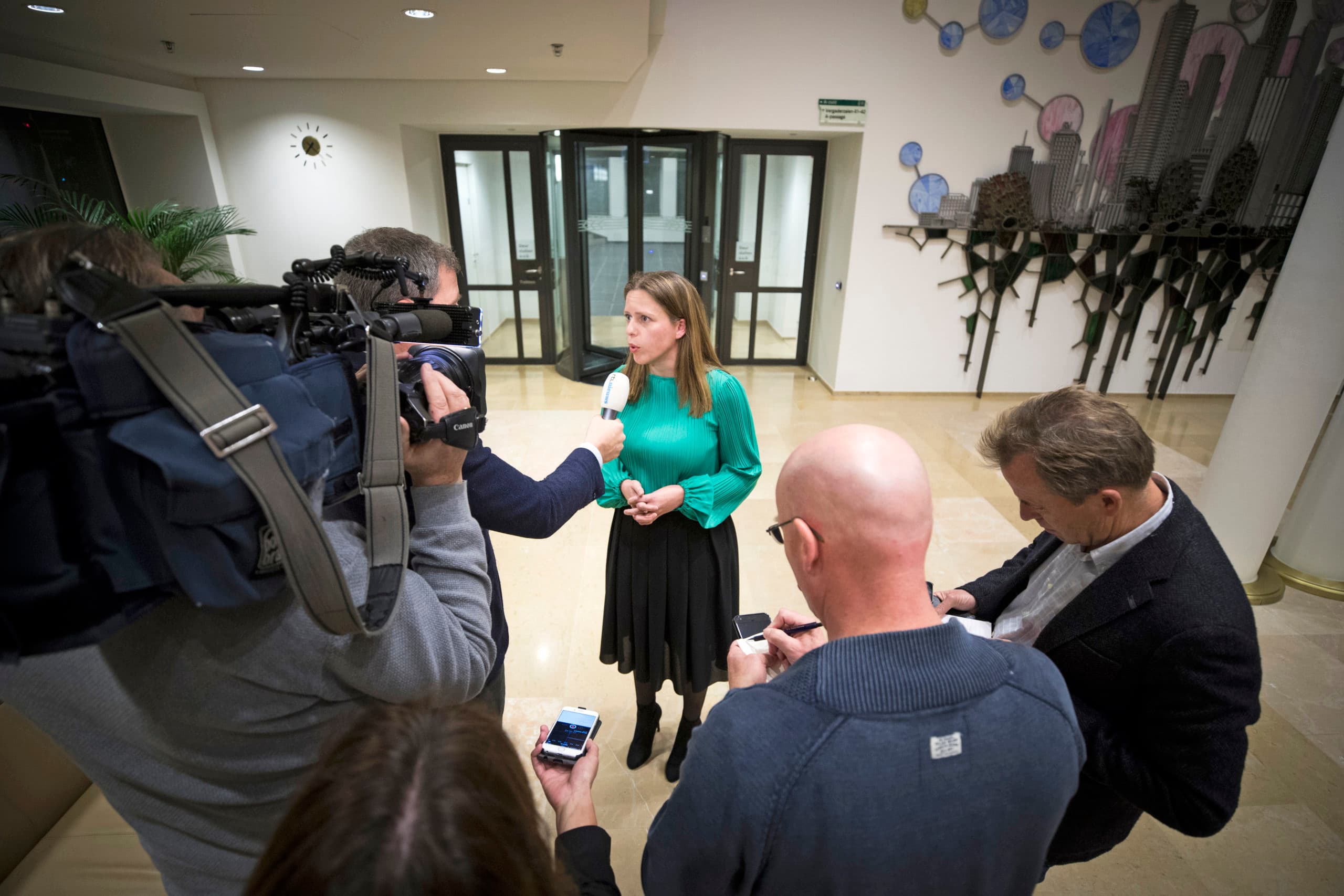 Minister Schouten had aanvankelijk nog  een goede pers  bij de boeren, maar dat enthousiasme kalft af na de fraudezaken.