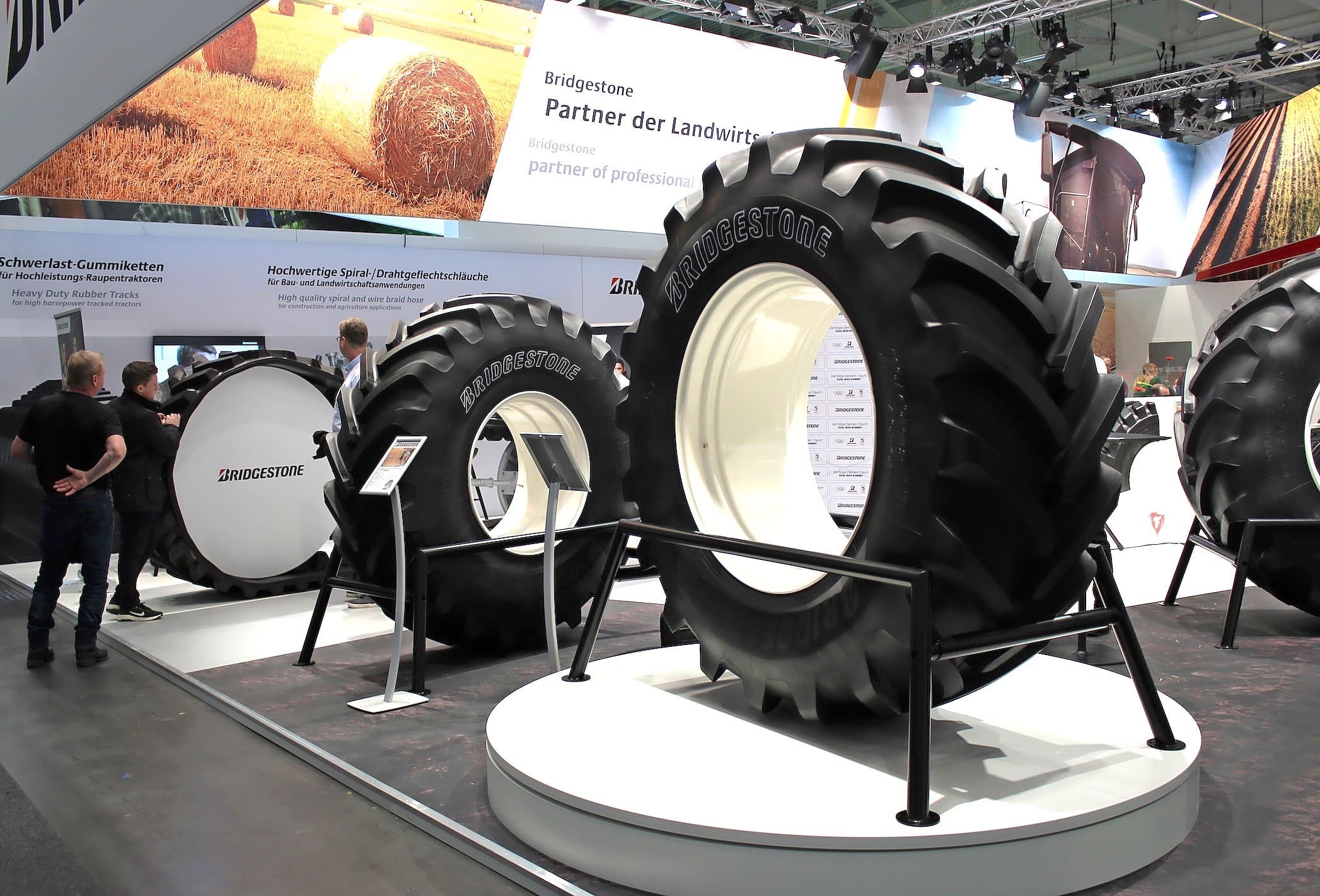 Bridgestone s VX-Traktor is een reguliere trekkerband zonder VF- of IF eigenschappen en afgeleid van de bestaande VT-Traktor.