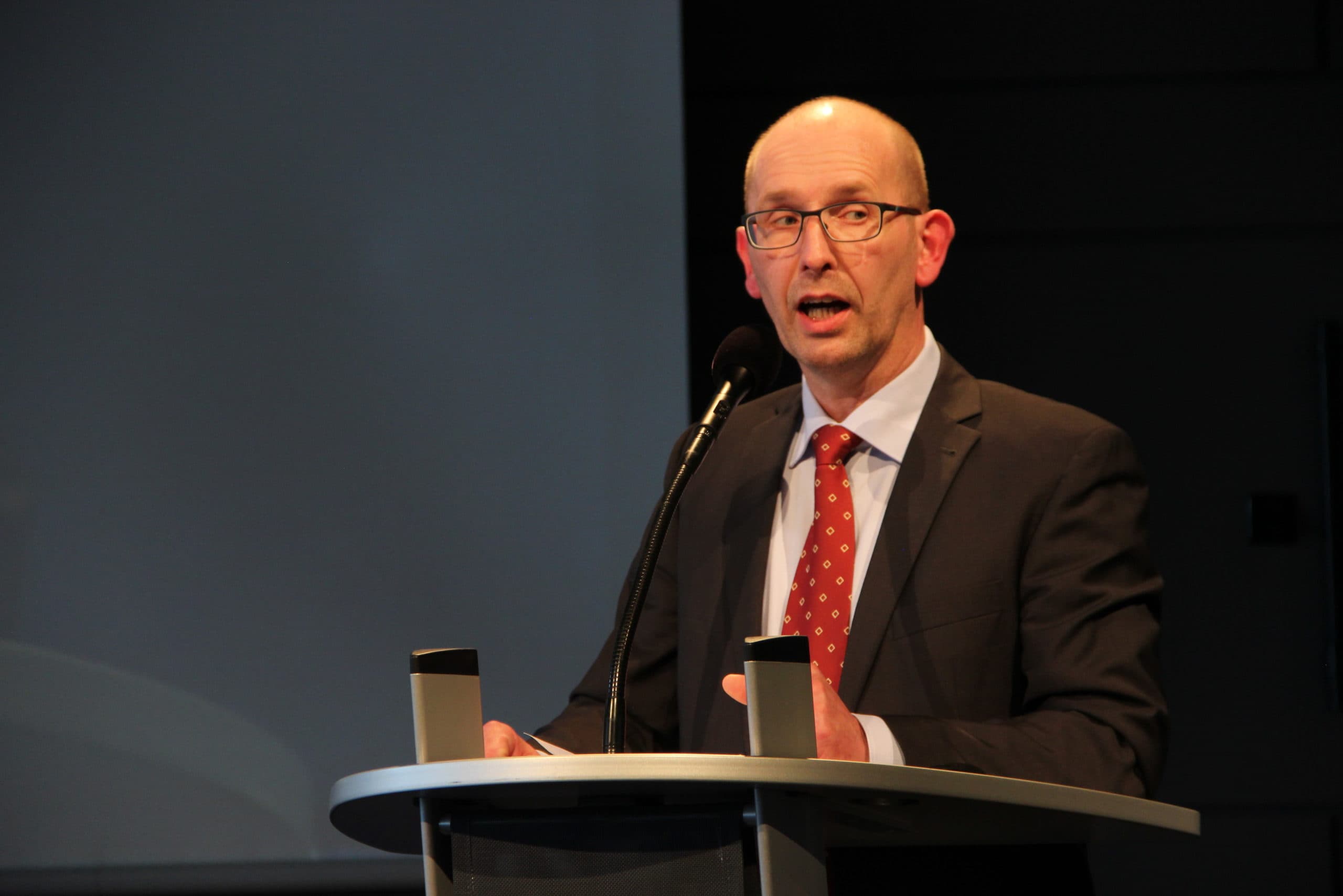 VEZG-voorzitter Matthias Frie² tijdens de ISN-jaarvergadering. - Foto: Kees van Dooren