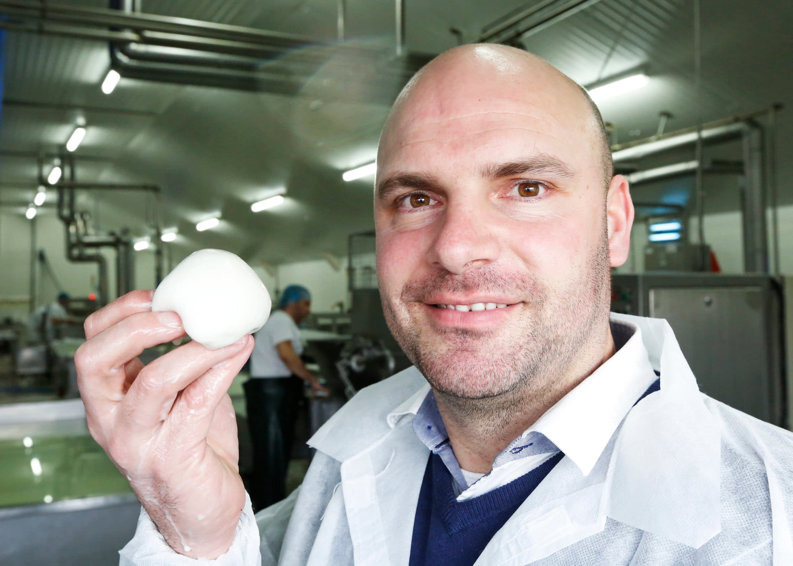 De buffelmozzarella die Buffalo Products Holland maakt, is dagvers. Maarten Arns:  Verser dan Italiaans product dat hier op de markt komt. Wij kennen de boer achter dit product, en weten naar welke klant het gaat.  - Foto: Henk Riswick