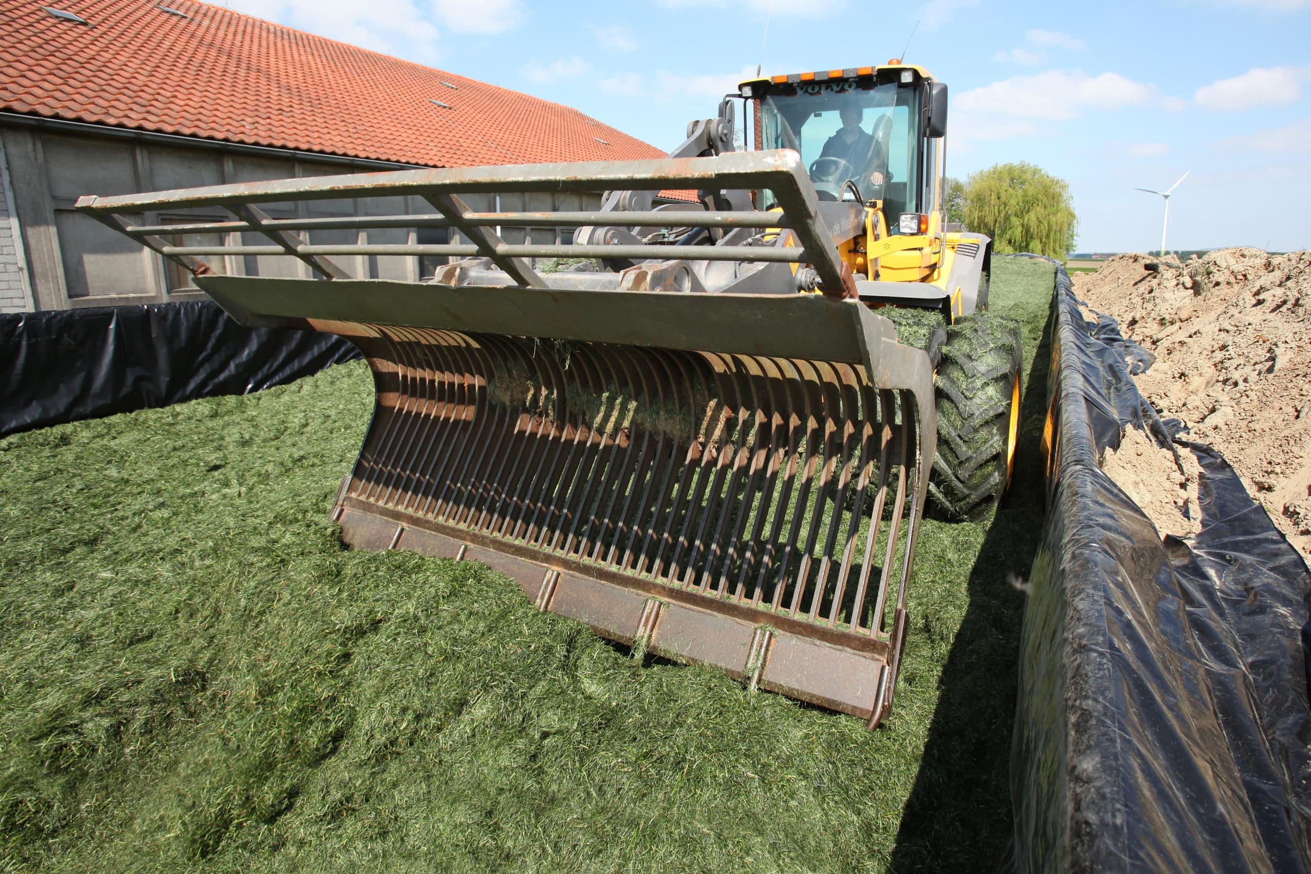Gras wordt vastgereden in sleufsilo (archiefbeeld). - Foto: Ton Kastermans Fotografie