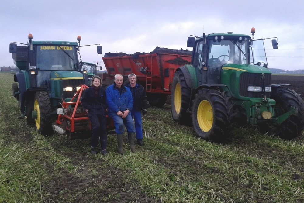 Voor het planten wordt het perceel eerst geploegd. De grond is kwalitatief goede zand grond, waar een bladrammenas groenbemester stond.  De teler moest de bladrammenas vanwege de grote massa in twee keer verhakselen.