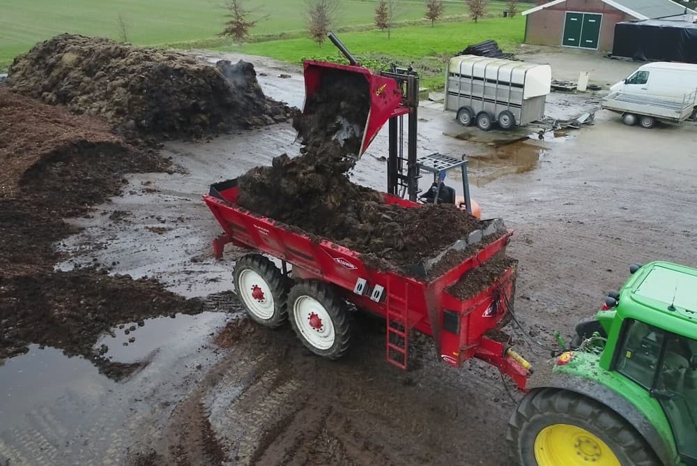 Met een fris begin van de dag is Wim van de Burgwal uit Ens (Fl.) begonnen met het planten van 16 hectare tweedejaars plantuien van het ras Forum. Foto's: Sytze Bakker