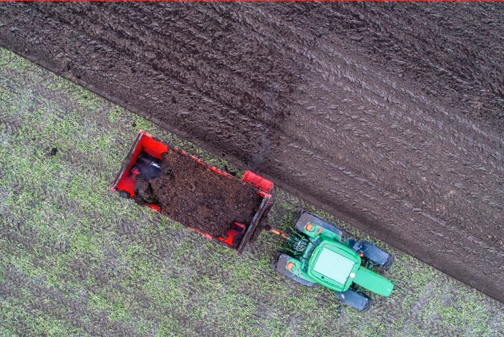 Op het eind van iedere werkgang worden de laatste uitjes er nog even onder gestopt en de grond vlak gemaakt zodat het perceel er ook netjes uitziet.