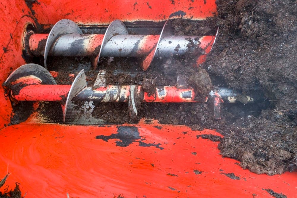 De plantuitjes worden 3 centimeter diep breedwerpig geplant. De teler vindt het belangrijk dat ze er goed onder komen.  Anders doen ze het niet.