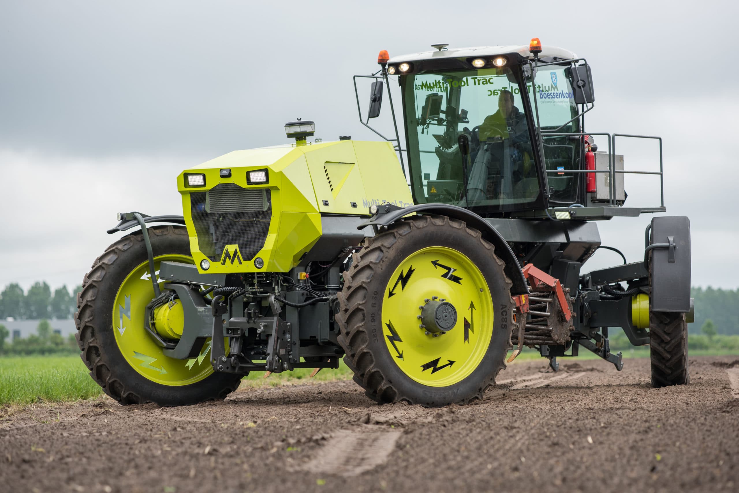 De Multi Tool Trac is een Nederlandse ontwikkeling. De 210 pk-motor drijft 4 elektromotoren aan. Het accupakket is goed voor 30 kWh. - Foto: Michel Velderman