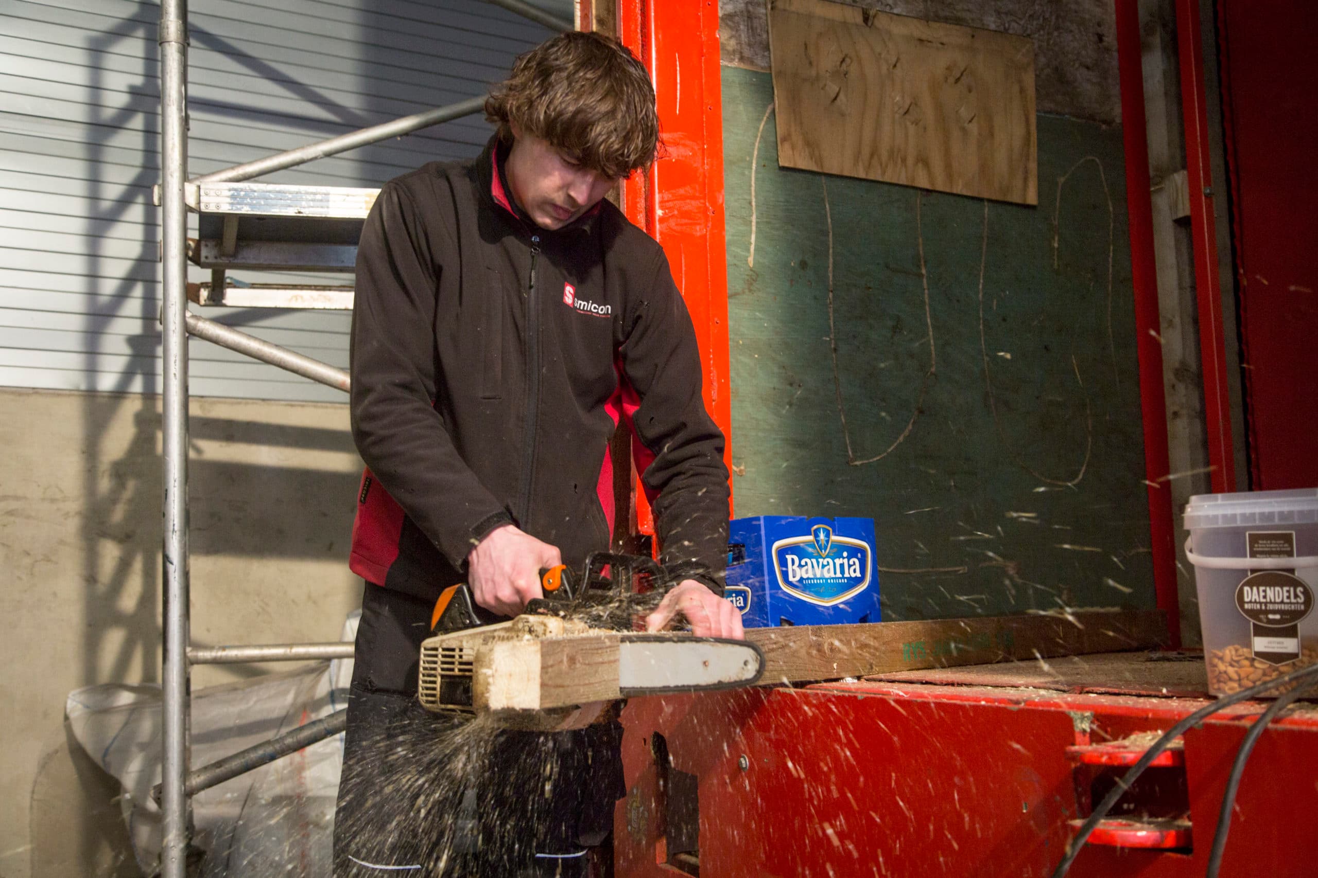 Voor het op maat maken van materiaal is een kettingzaag 'veel sneller dan een decoupeerzaag.' Iemand roept: 'Hé, doe je ook keukens?' - Foto's: Koos Groenewold