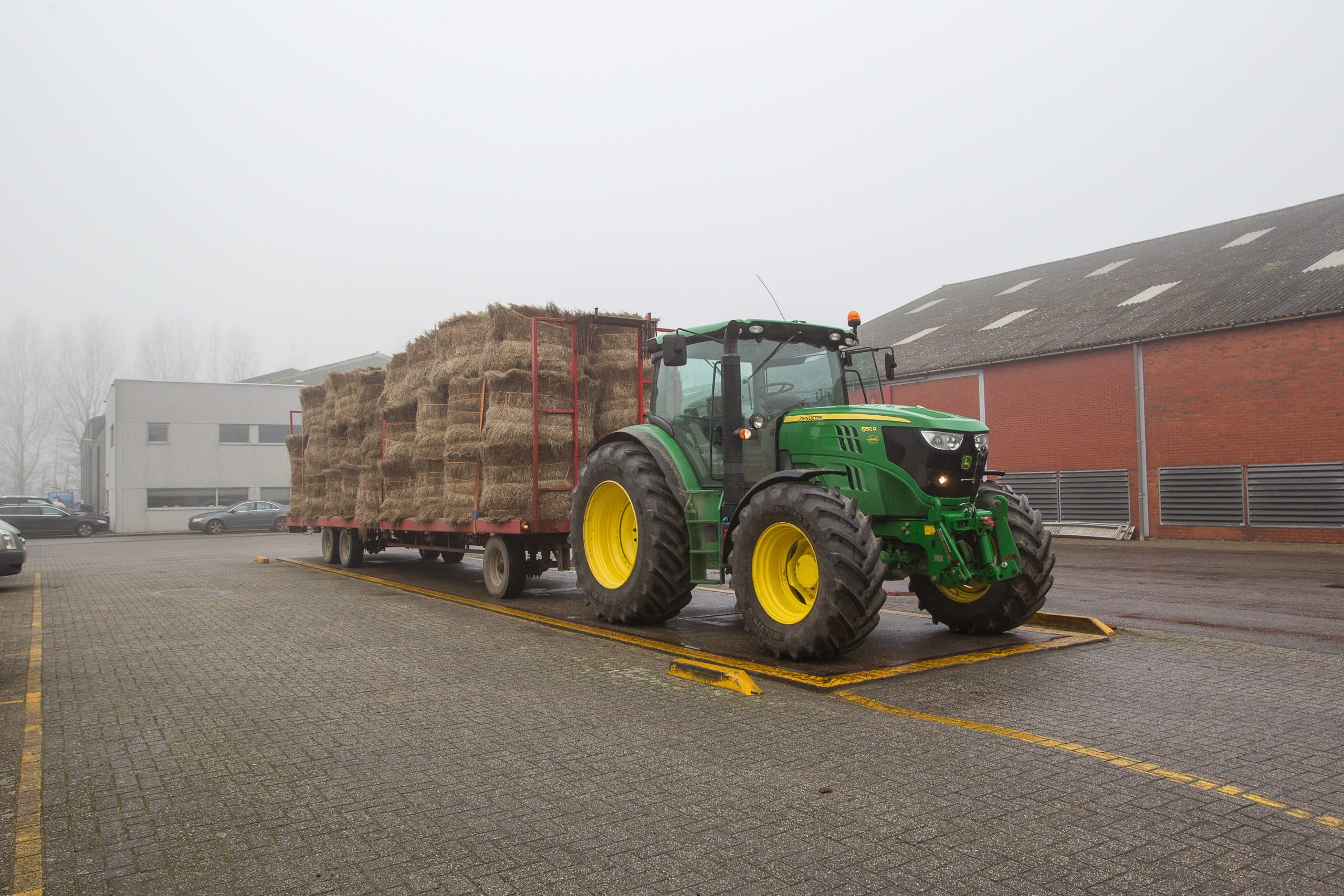 Balen vlasstro wordt aangevoerd bij Van de Bilt Zaden en Vlas. - Foto: Peter Roek