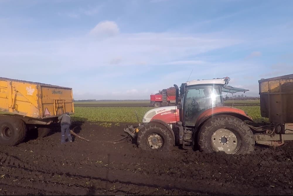 Het rooien op het zand gaat prima, maar er zitten verraderlijke plekken 'drijfzand', zoals Vos het noemt. De rooier zakt daar spontaan weg. Deze zachte plekken zijn op het laatste nog grotendeels gerooid.