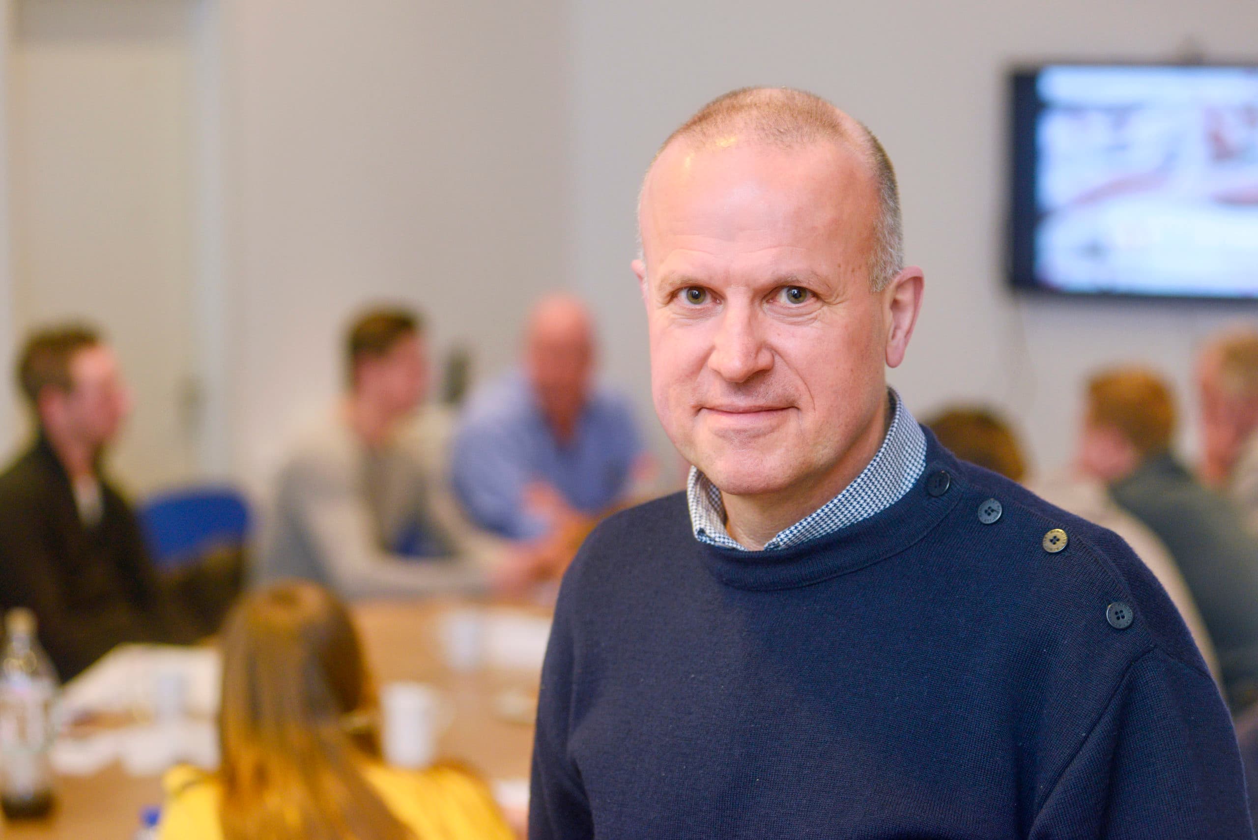 Jongerencoach Antoon Sanders begeleidt jonge boeren bij de overname van het bedrijf van hun ouders. - Foto: Van Assendelft Fotografie