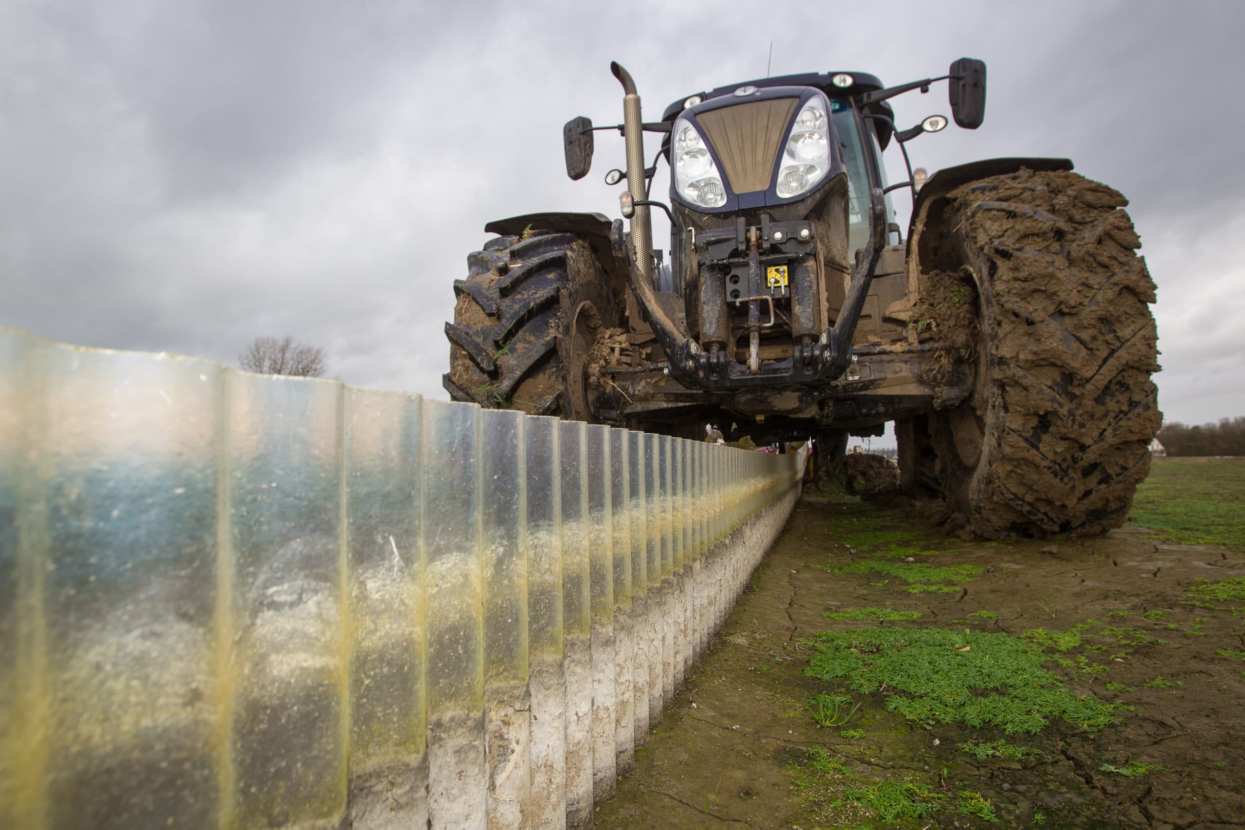 De trekker voor het apparaaat dat de golfplaatjes licht heeft net genoeg bodemvrijheid? Maar het was wel oppassen om de plaatjes niet de raken. Voor een volgende keer heeft Jacobs liever een tractor op portaalassen.