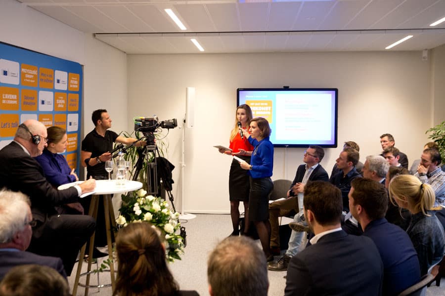 Jonge akkerbouwer Iris Bouwers stelde vragen aan Eurocommissaris Phil Hogan en landbouwminister Carola Schouten over het toekomstige Gemeenschappelijk Landbouwbeleid. - Foto: Dirk Hol