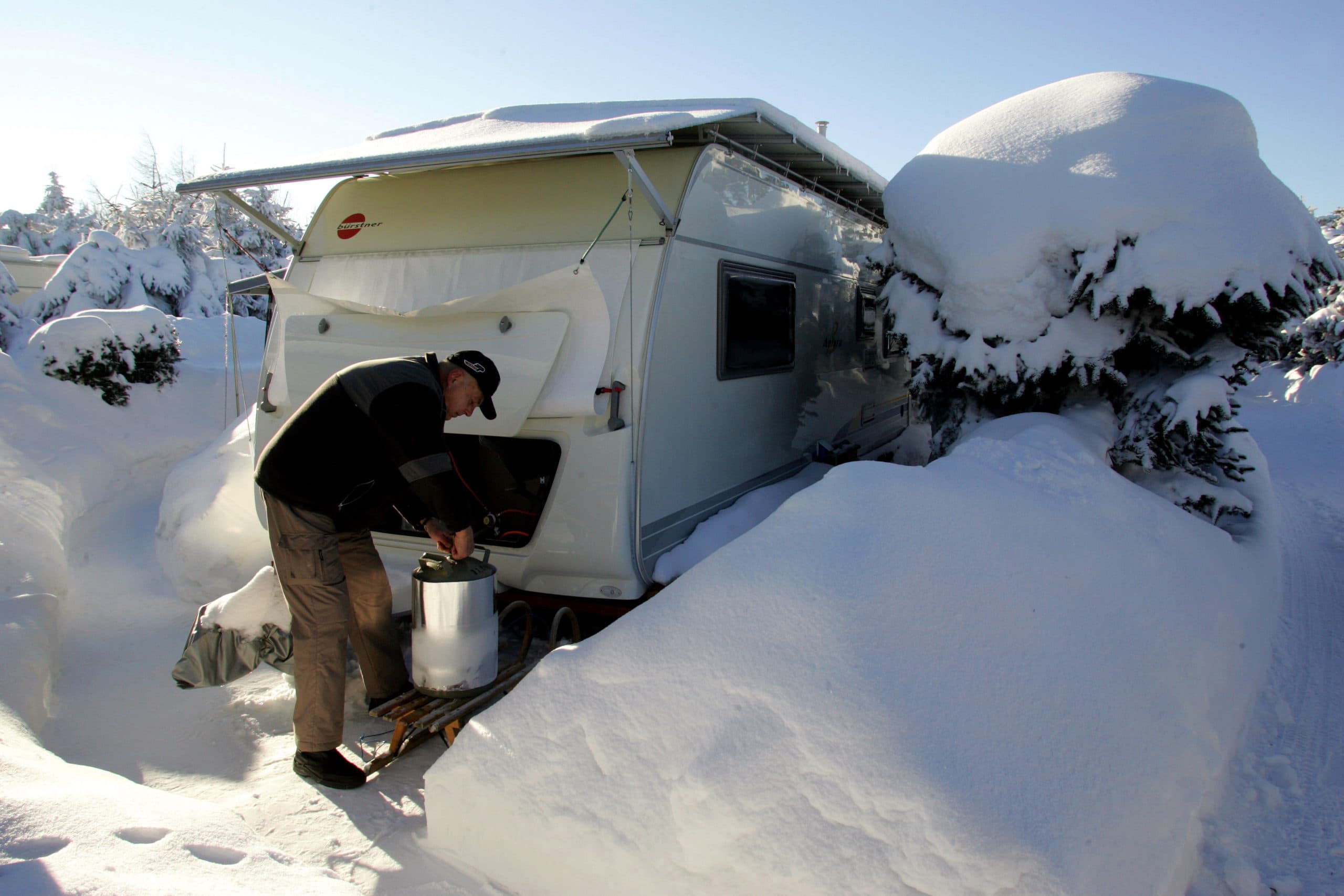 Een boerderijcamping in Duitsland na hevige sneeuwval. - Foto: AFP