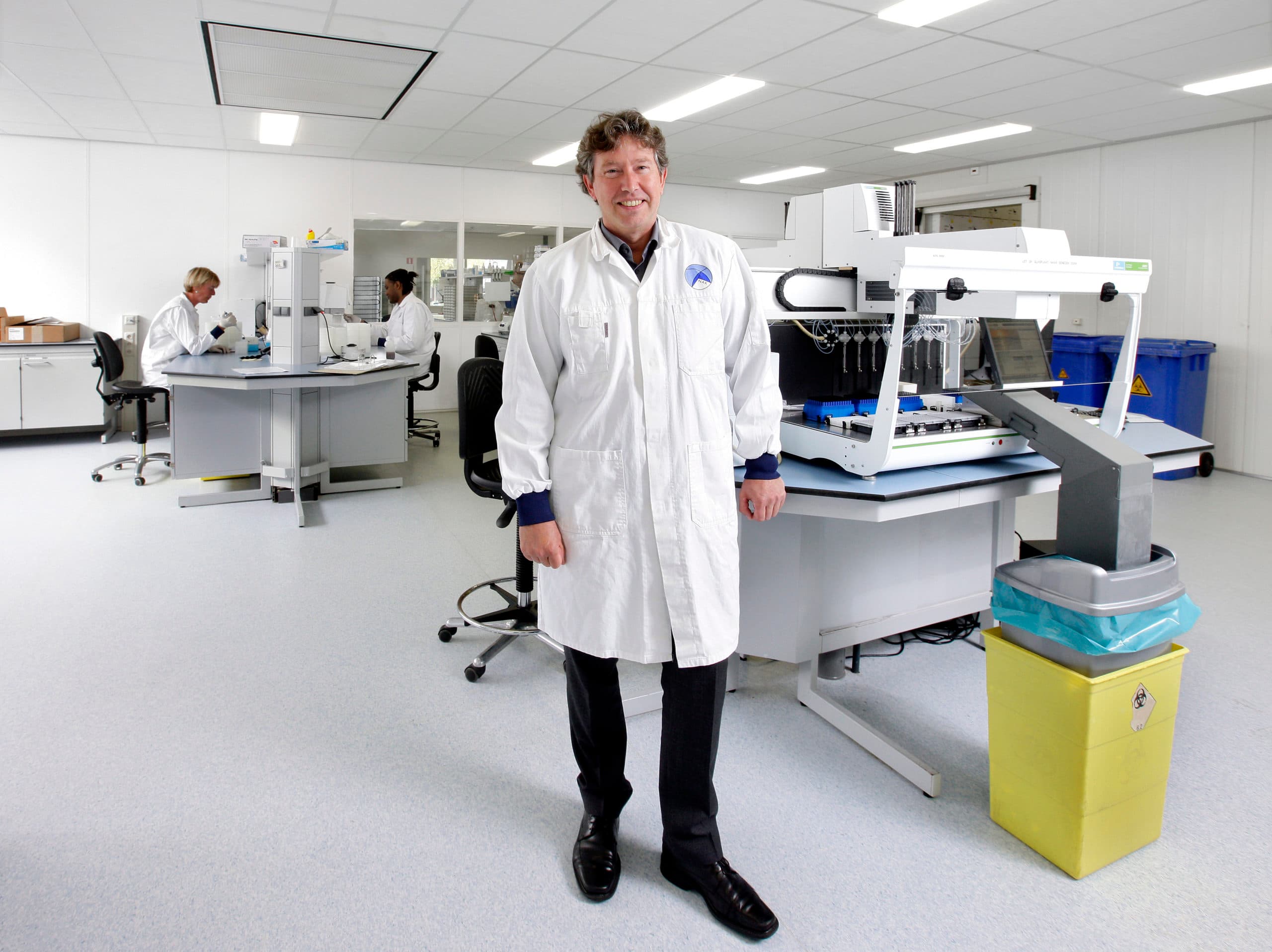 NAK-directeur Eric Casteleijn in het DNA-laboratorium. - Foto: Ruud Ploeg