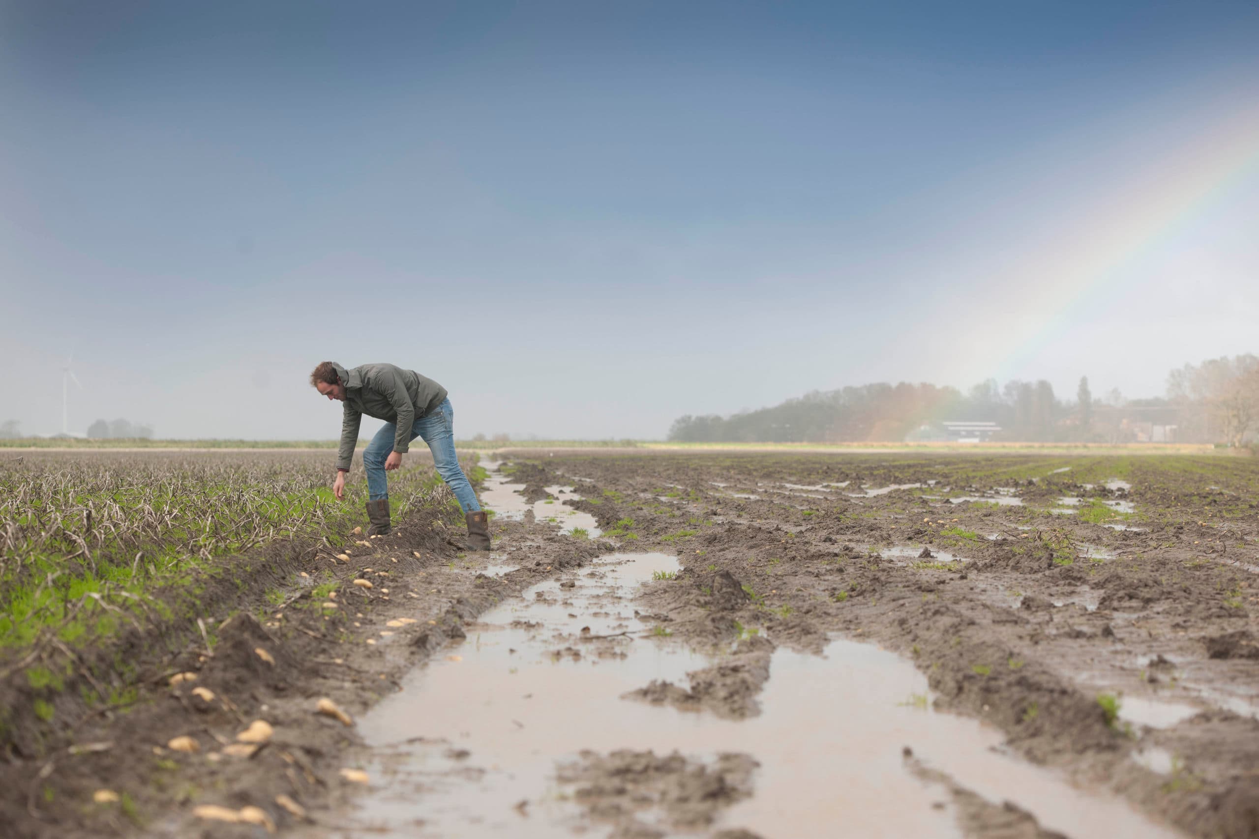 Na de vele regenval in september neemt Kees Rezelman begin oktober de schade op. Het rooien van de laatste 7 hectare pootgoed verloopt uiterst moeizaam. - Foto's: Mark Pasveer
