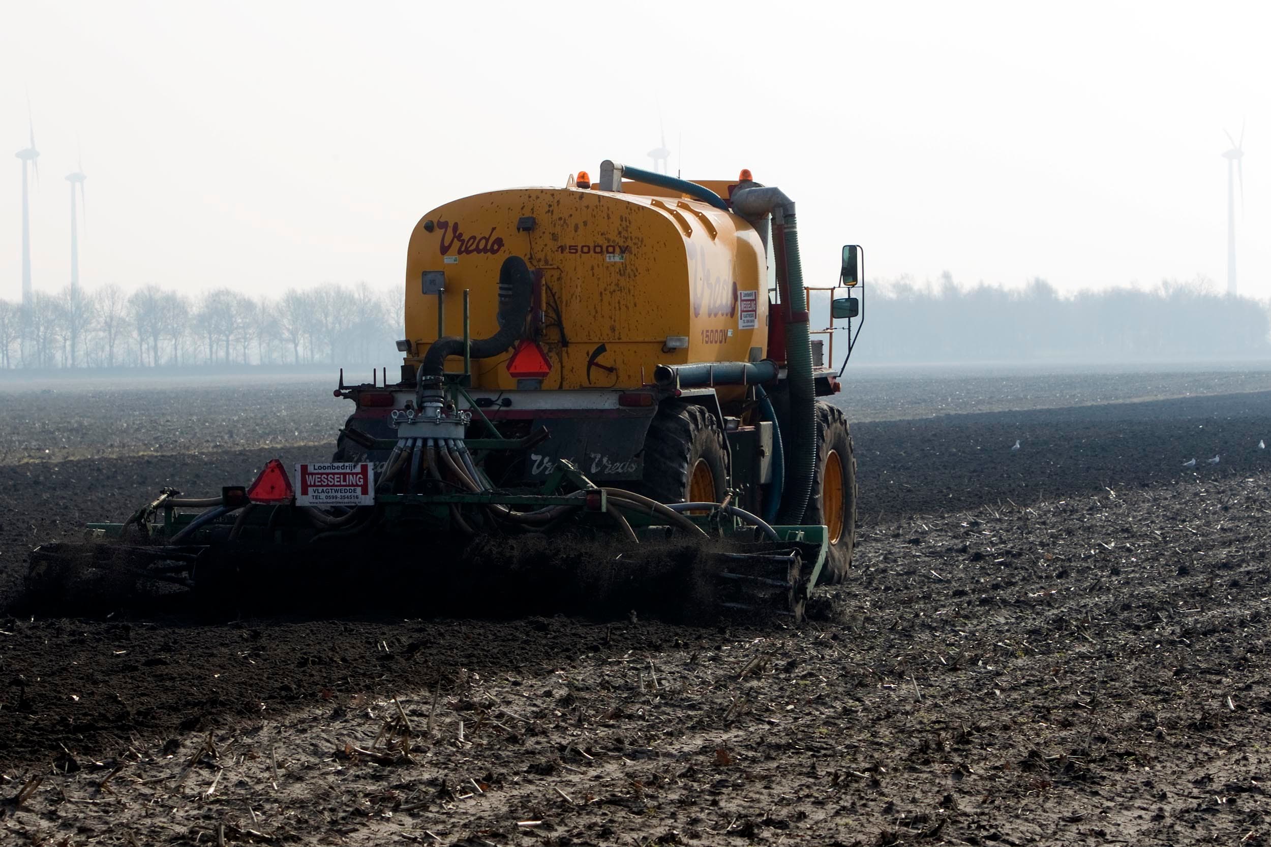 Uitrijden van dierlijke mest - Foto: Dennis F. Beek