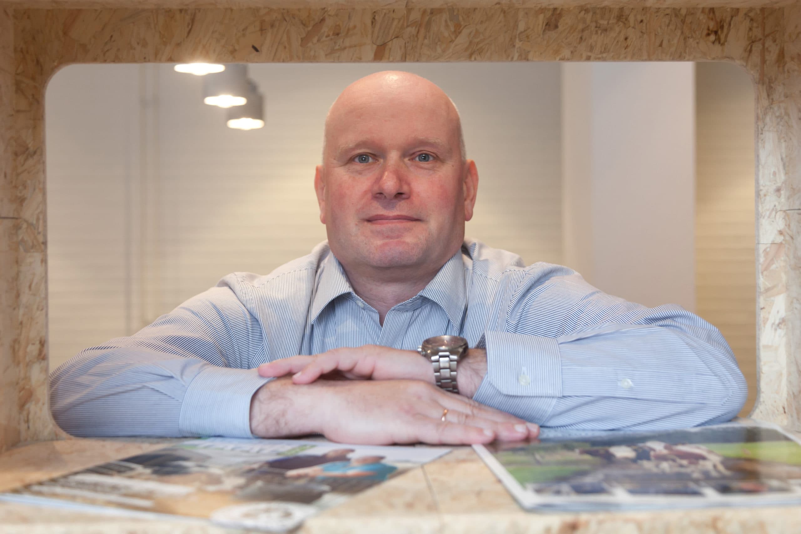Naam: Arjan Mager (48). Bedrijf: ForFarmers. Functie: sinds 1,5 jaar innovatiemanager ruwvoer, voorheen onder andere productmanager plant en ruwvoer.