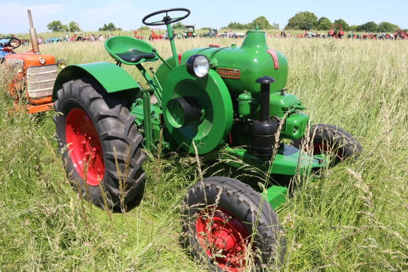 Nog een trekker uit het lichtere segment: een Fiat 315 met Vicon kunstmeststrooier. Op de aanhanger een John Deere model A Styled en daarachter een JD 1020.