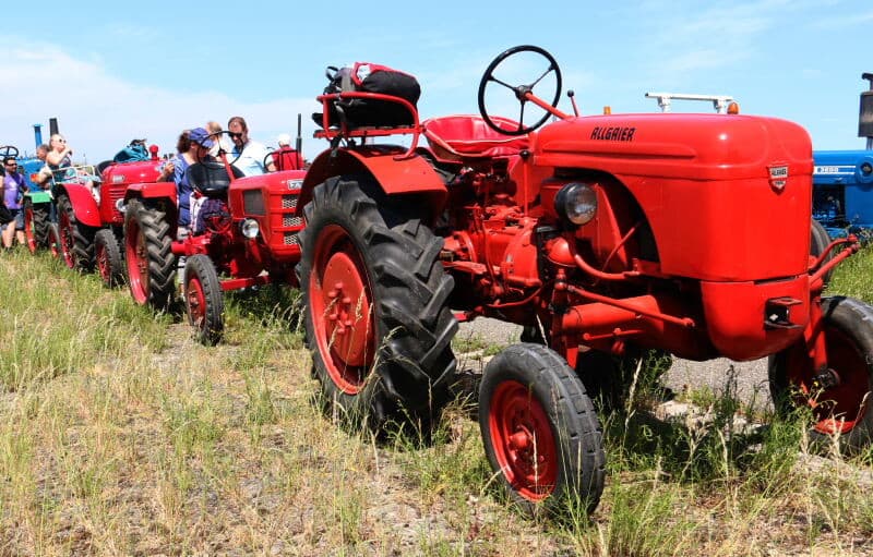 Een fraai voorbeeld van een trekker voor bijvoorbeeld de fruitteelt door de kleine draaicirkel is deze Holder A10 met knikbesturing uit de vijftiger jaren. Op de achtergrond een IH Farmall 1468.