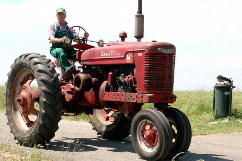 Elders op de dijk stond deze Porsche Super uit 1960. De vormgeving was kenmerkend voor de vernieuwde series van Porsche nadat afstand was genomen van het Allgaier concept. Vanaf 1957 kwamen de Junior, Standard en Super op de markt, later nog gevolgd door de Master. Een ander kenmerk was de aandacht voor de bestuurder met ergonomische zitting en uitgekiende plaats van knoppen en hendels voor bediening.