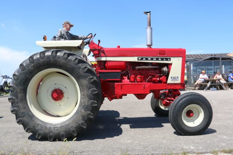 Nog een oude bekende is deze fraai gerestaureerde Ferguson TED, een van de vele varianten uit de TE20-serie. In Engelstalige landen stond hij ook liefkozend bekend als 'little grey fergie'. In de productieperiode van 1946 tot 1956 werden er zeker 517.000 verkocht.