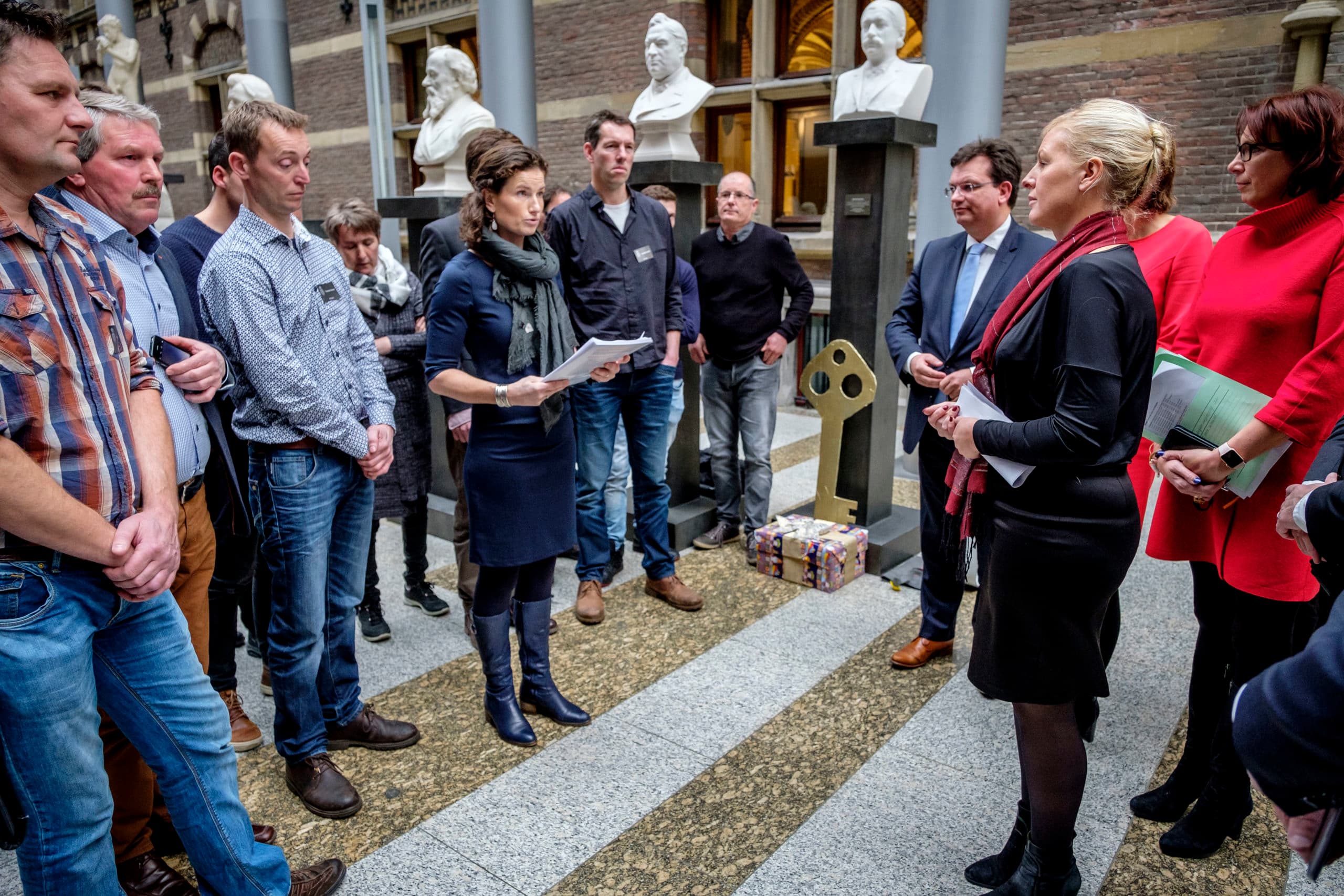 Boerin Agnes (Boer zoekt Vrouw) leest de petitie voor. - Foto: Fred Libochant