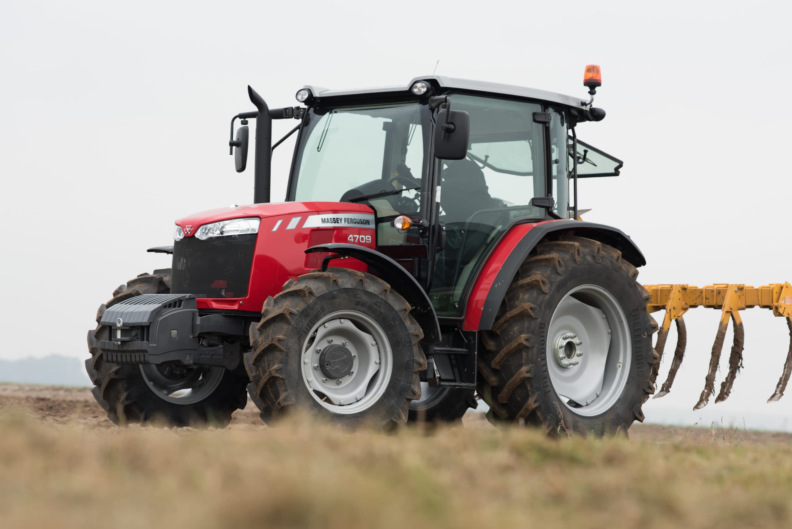 Boerderij testte zes trekkers die hun roots hebben in verschillende werelddelen. De  global -serie, vrij vertaald wereldtrekker, is de basisserie van MF. De MF 4709 van 69.9 kW (95 pk) is een compacte blitse trekker. Qua look duidelijk een MF, solide afgewerkt. Compleet uitgerust, maar we missen eigenlijk een powershift.